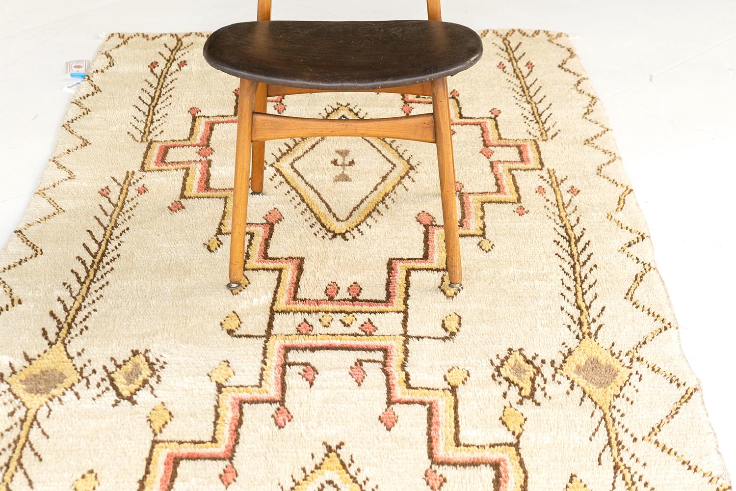 Marokkanischer Teppich im Azilal-Stil, Stammeskunst (Wolle) im Angebot