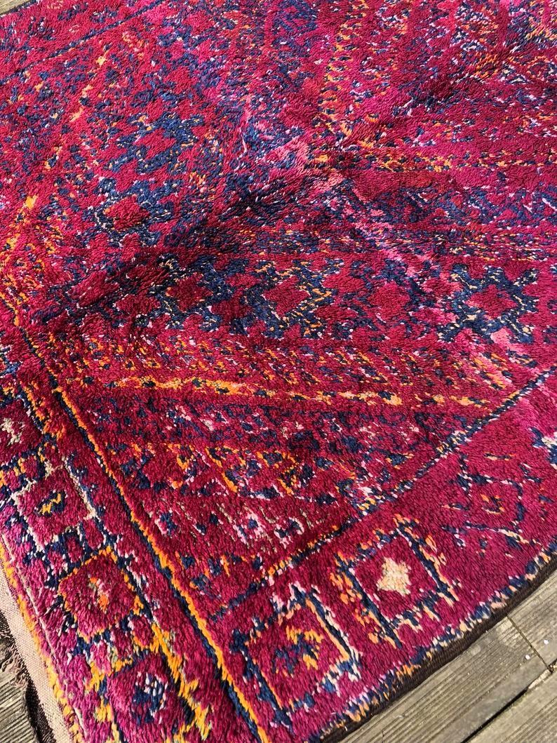 Vintage Moroccan Rug Beni Mguild, Berber Carpet Handmade In Excellent Condition For Sale In Biarritz, FR