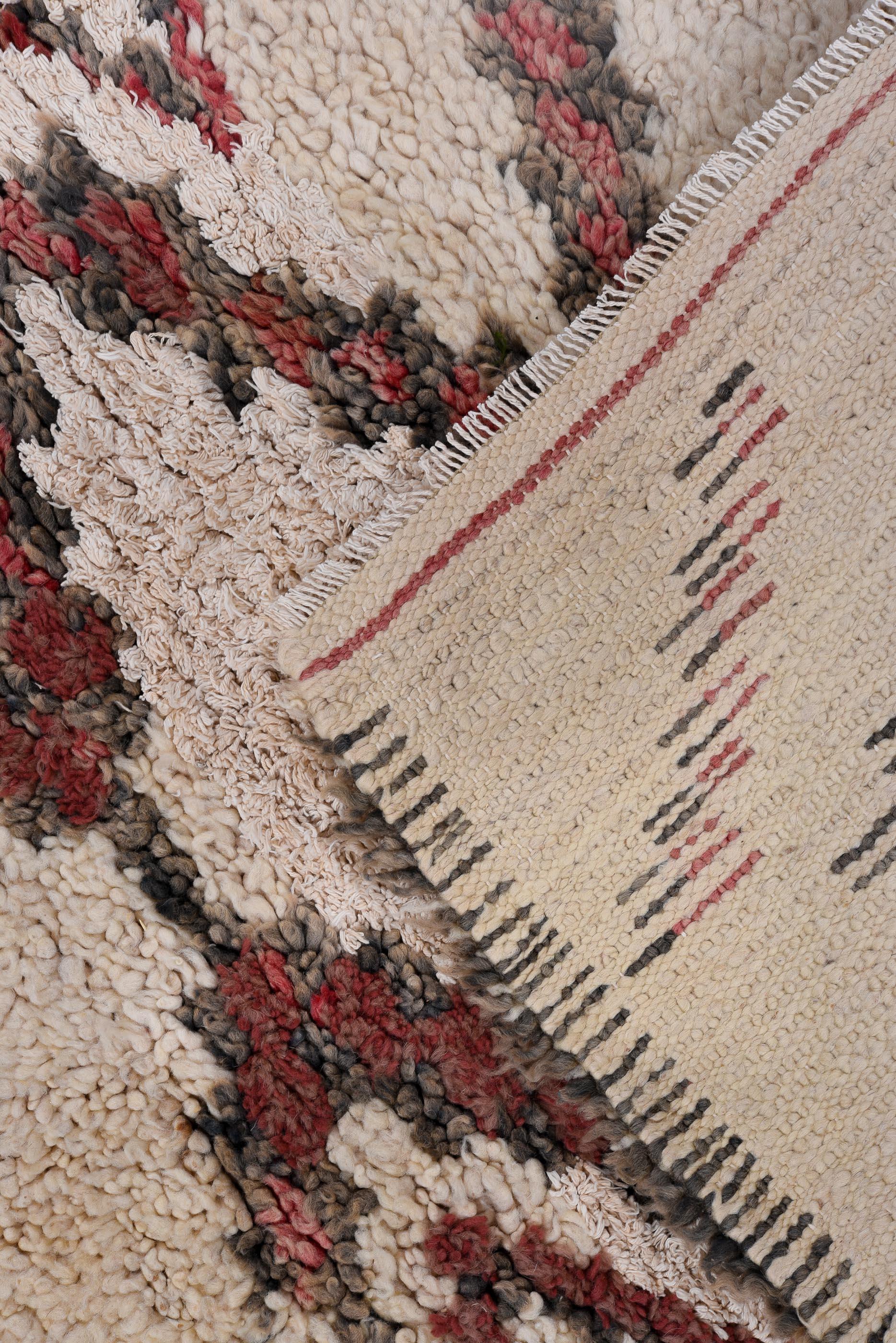 Vintage Moroccan Rug – Berber Diamond Lattice with Soft Red Accents In Good Condition For Sale In New York, NY