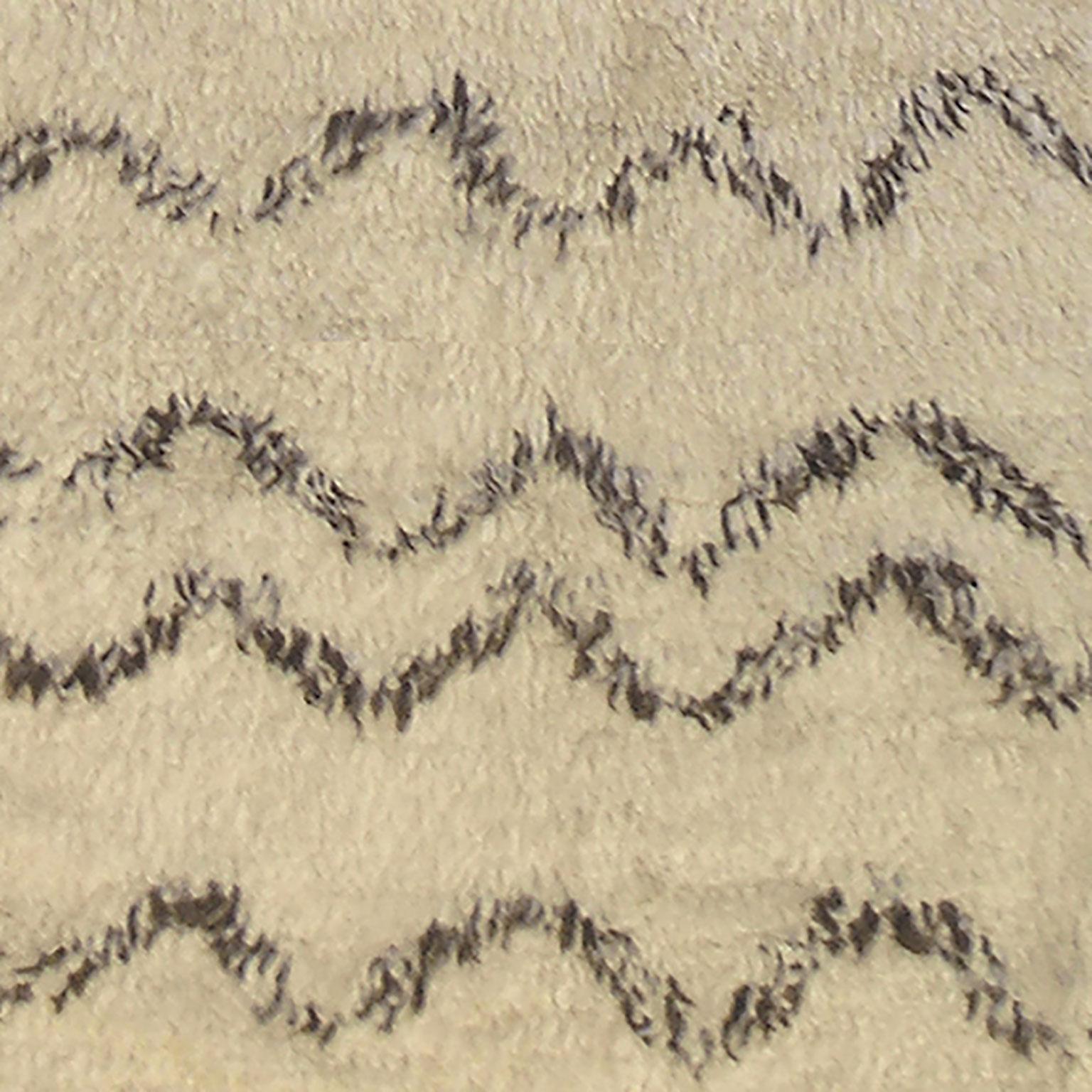 Einzigartiger Berberteppich aus dem frühen 20. Jahrhundert mit geometrischem Muster.
Marokko um 1930
Maße: 12'2