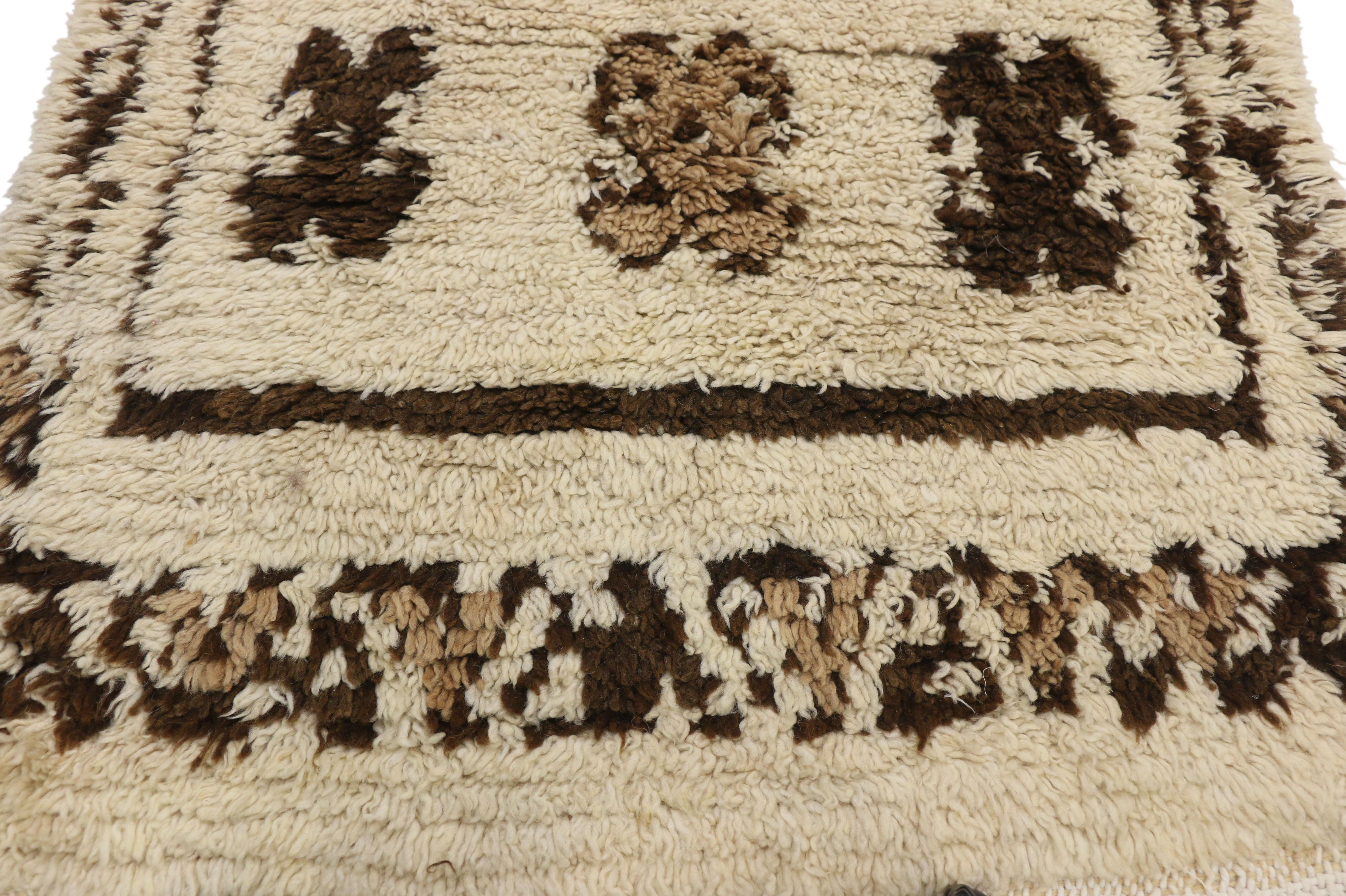 Vintage Berber Moroccan Rug with Tribal Style In Good Condition For Sale In Dallas, TX