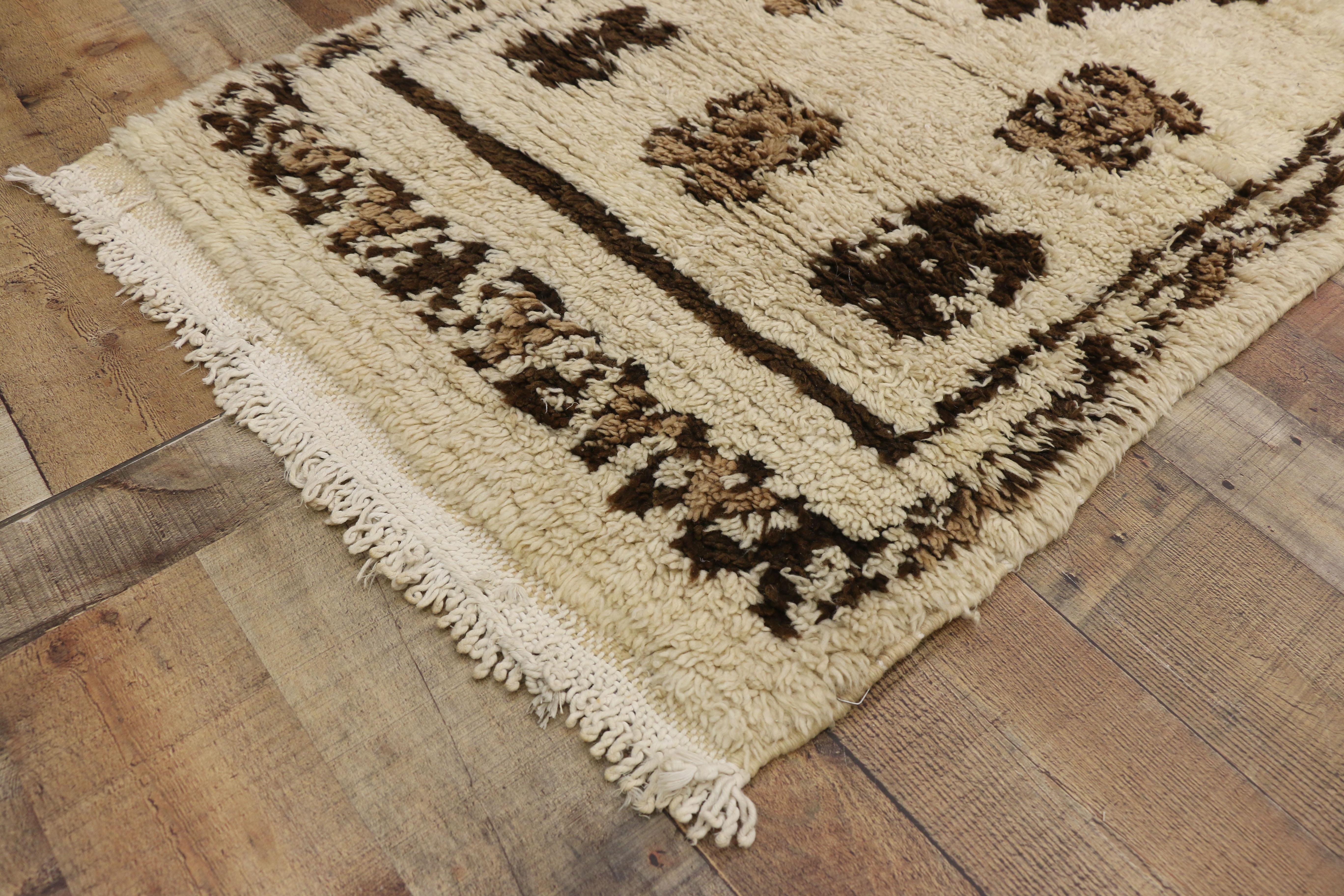 1970's Berber Moroccan Azilal Carpet with Tribal Style im Zustand „Gut“ im Angebot in Dallas, TX