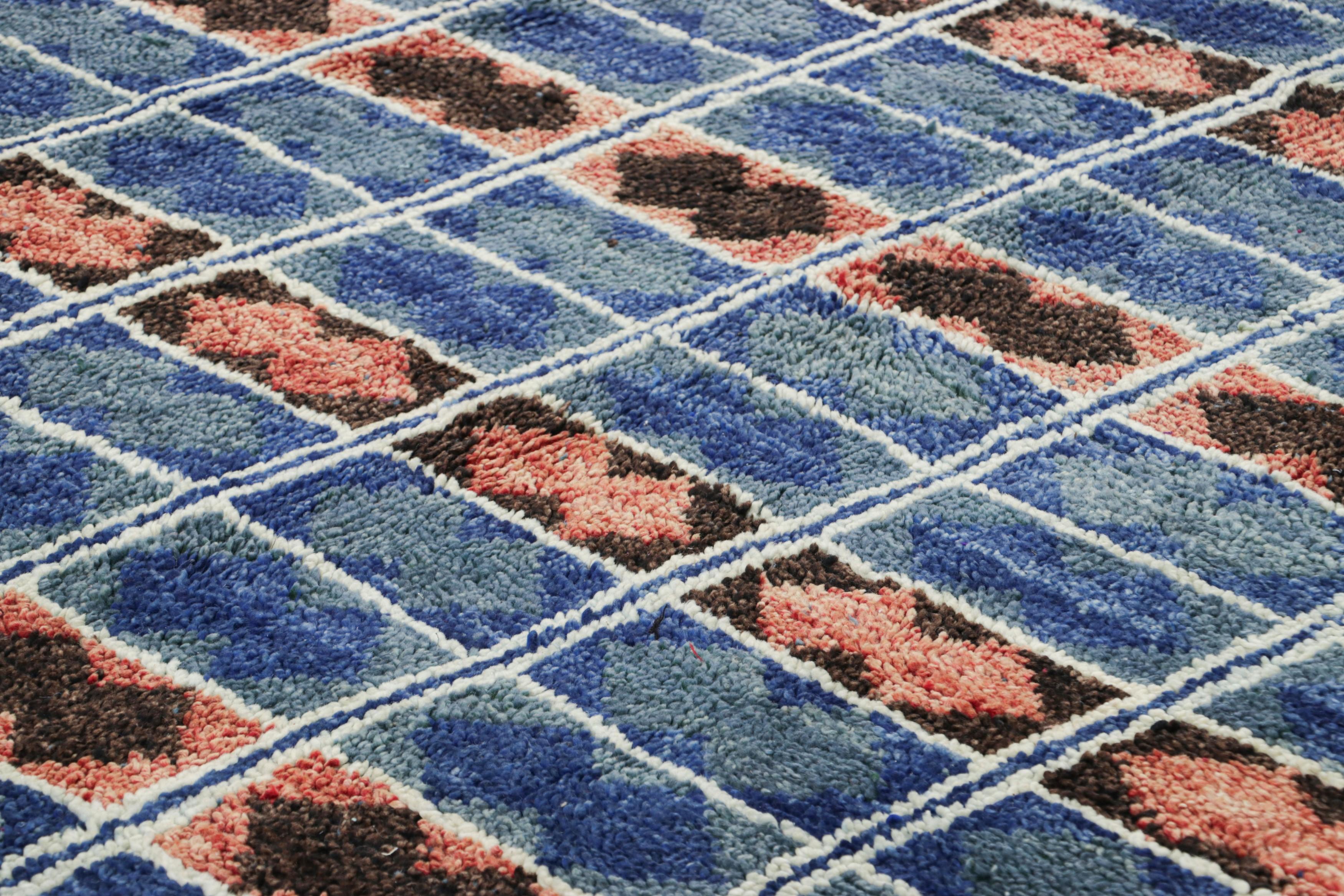 Dieser handgeknüpfte Wollteppich im Format 7x9 aus Marokko (ca. 1950-1960) gehört zu den aufregendsten Neuzugängen in der Kollektion von Rug & Kilim aus der Mitte des Jahrhunderts.

Über das Design: 

Dieser außergewöhnliche marokkanische