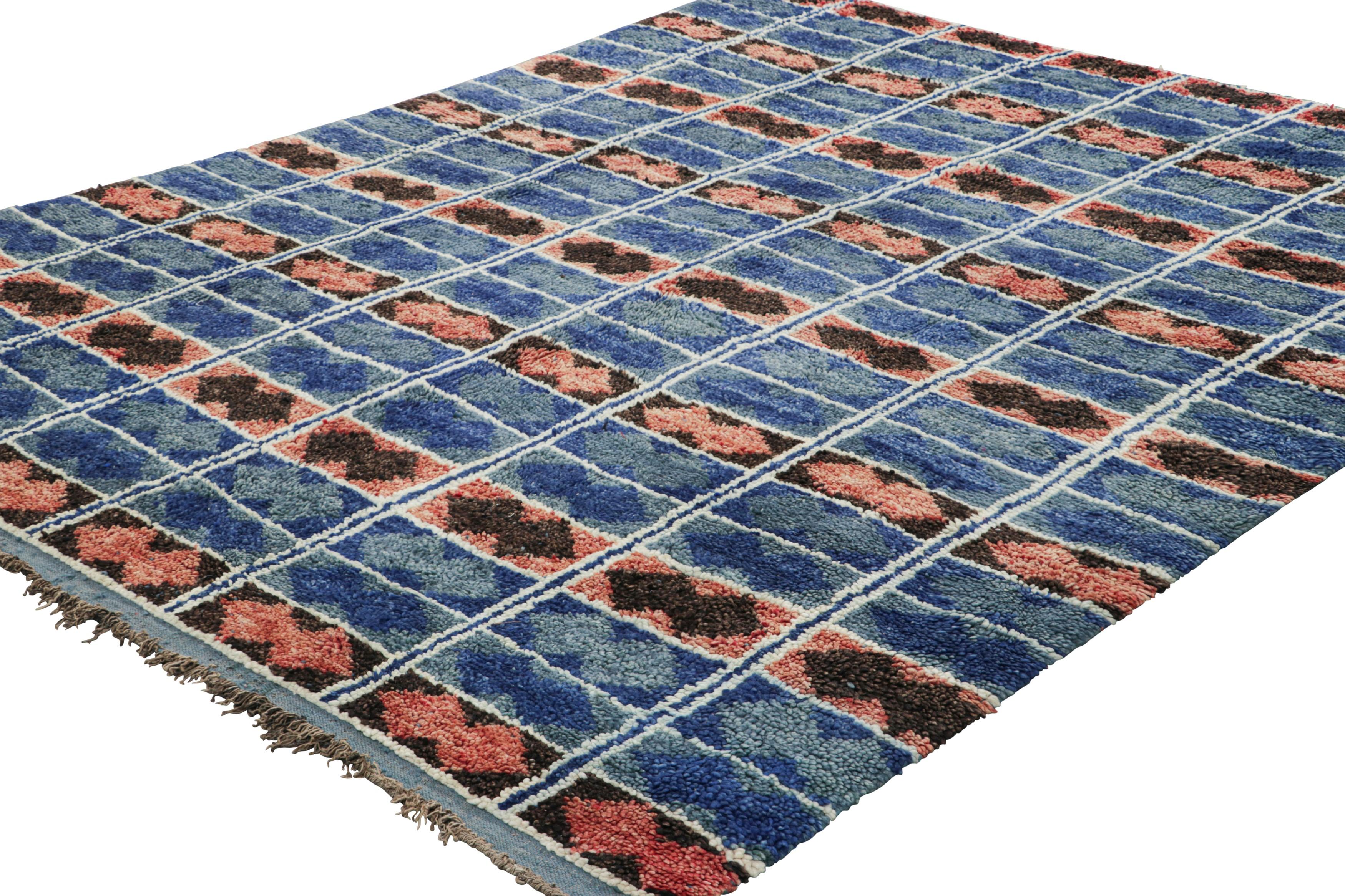 Vintage Marokkanischer Teppich, Blau & Rosa mit Geometrischen Mustern - Rug & Kilim im Zustand „Gut“ im Angebot in Long Island City, NY