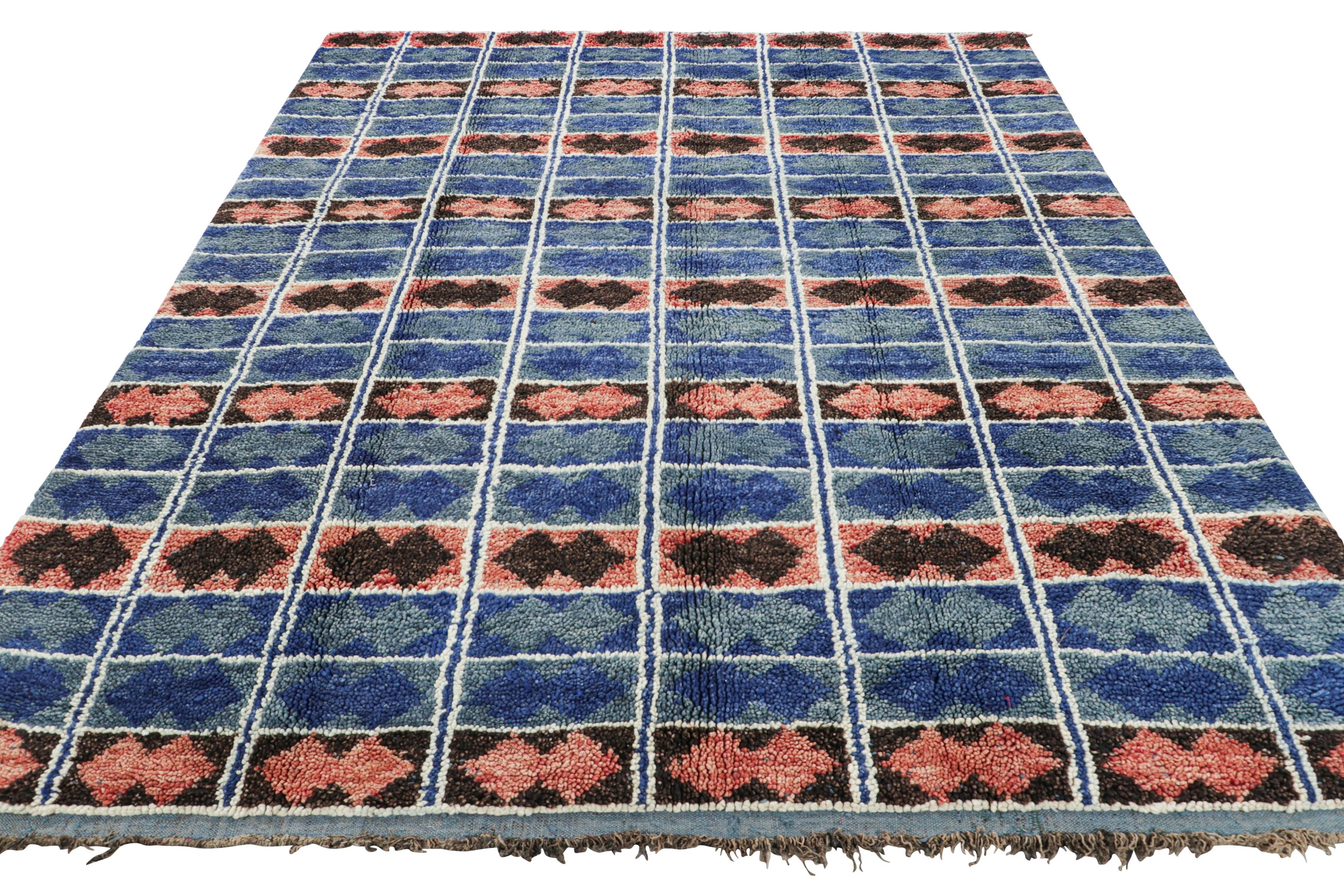 Vintage Marokkanischer Teppich, Blau & Rosa mit Geometrischen Mustern - Rug & Kilim (Mitte des 20. Jahrhunderts) im Angebot