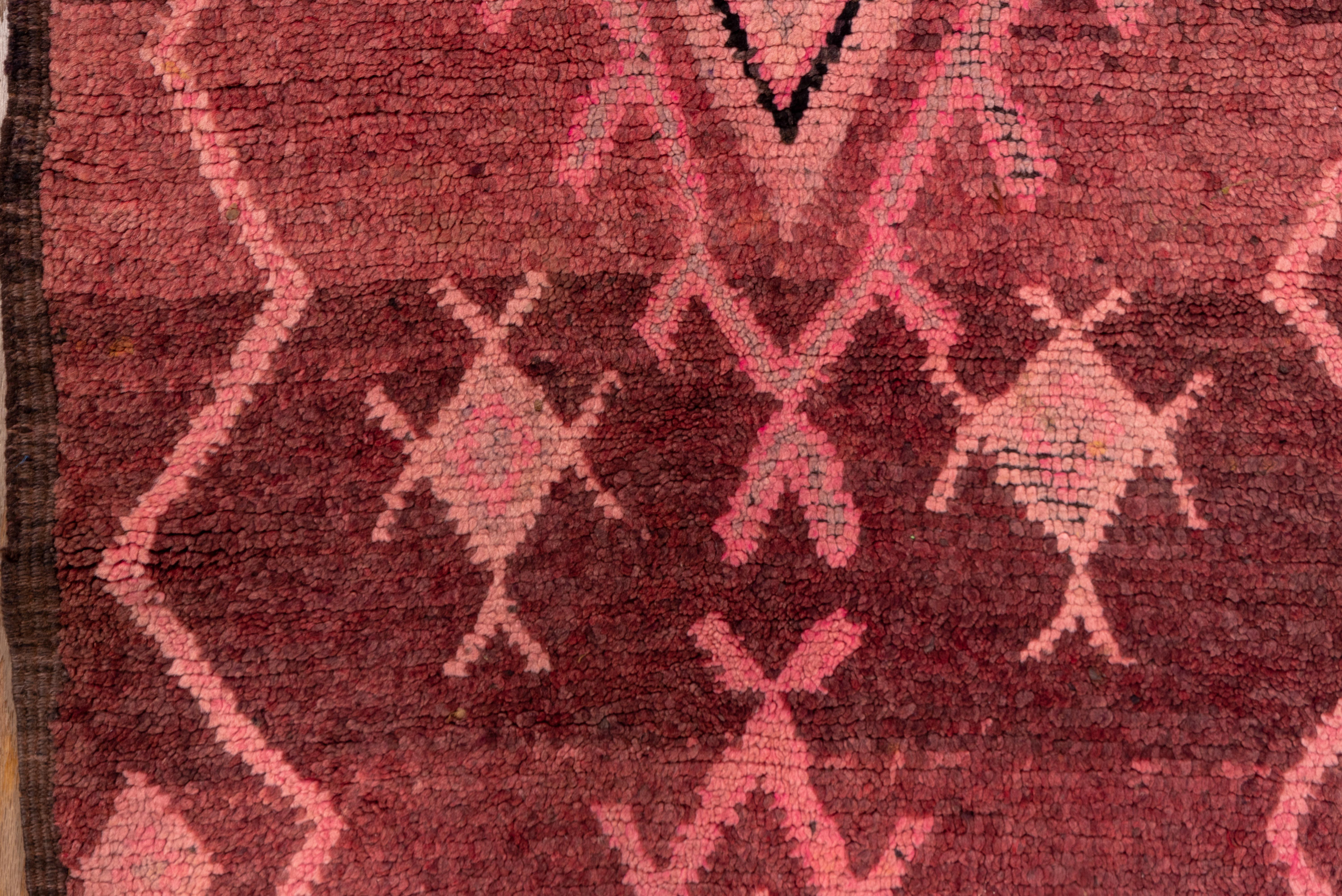 Vintage Marokkanischer Teppich Blush und Terracotta Diamant Medaillon-Muster (20. Jahrhundert) im Angebot