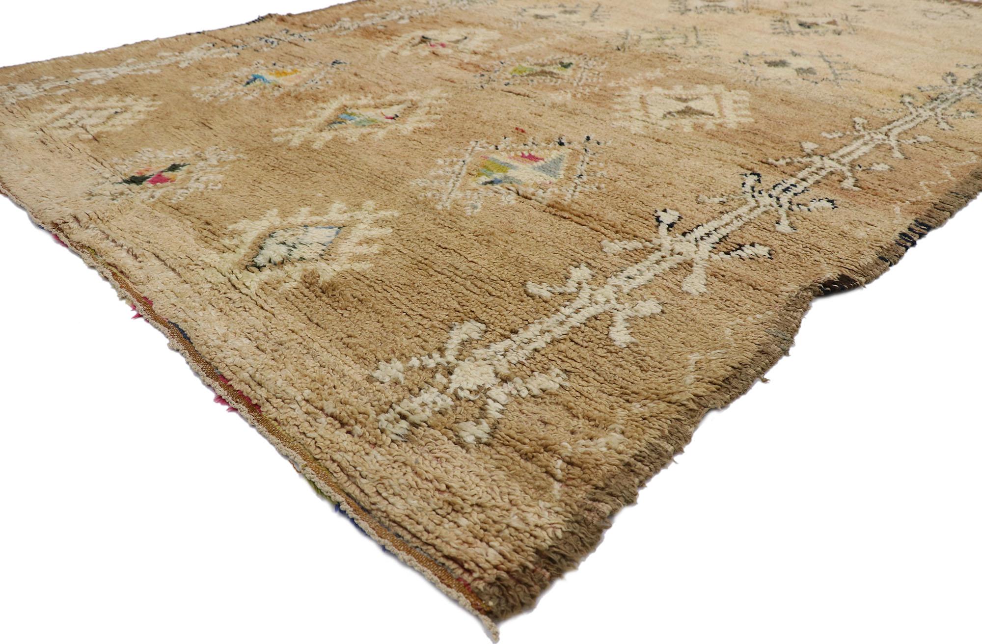 21313 Vintage Beni MGuild Marokkanischer Teppich, 06'07 x 09'08. Die vom Stamm der Beni M'Guild im Mittleren Atlasgebirge Marokkos stammenden Beni M'Guild-Teppiche verkörpern eine geschätzte Tradition, die von erfahrenen Berberfrauen in sorgfältiger