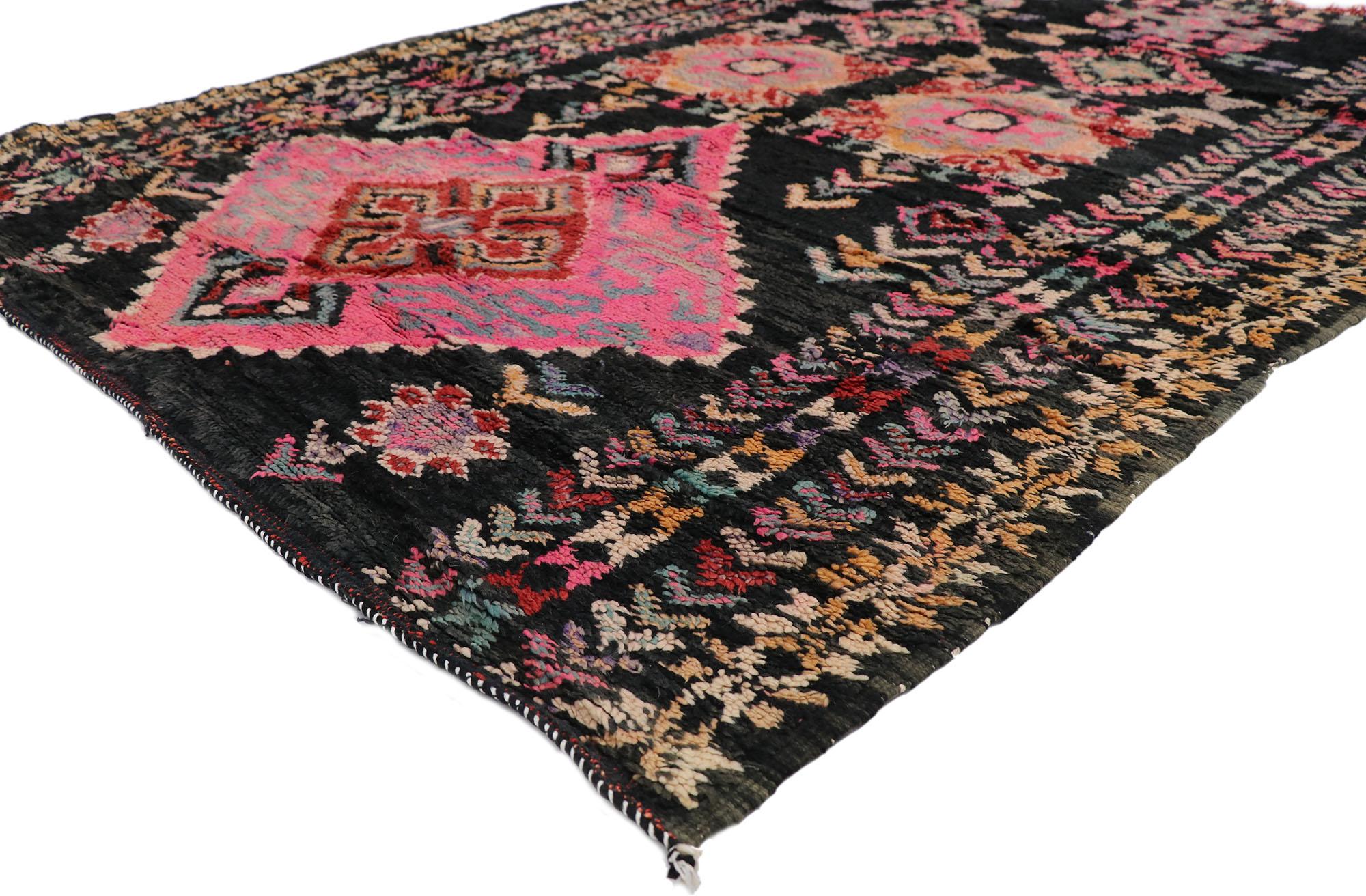 21259 Marokkanischer Vintage-Teppich, 05'08 x 07'06.
Dieser handgeknüpfte marokkanische Wollteppich im Vintage-Stil besticht durch sein kühnes Stammesmuster, seine unglaubliche Detailtreue und seine Textur und ist eine faszinierende Vision gewebter
