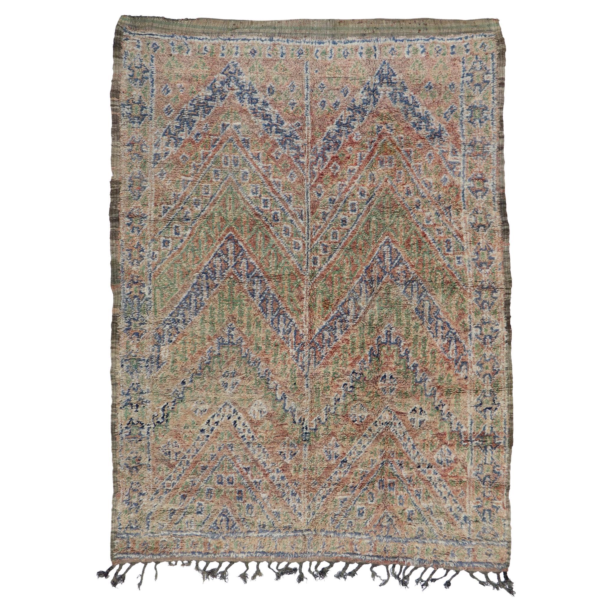 Tapis berbère marocain vintage, breloque nomade et sensibilité rustique