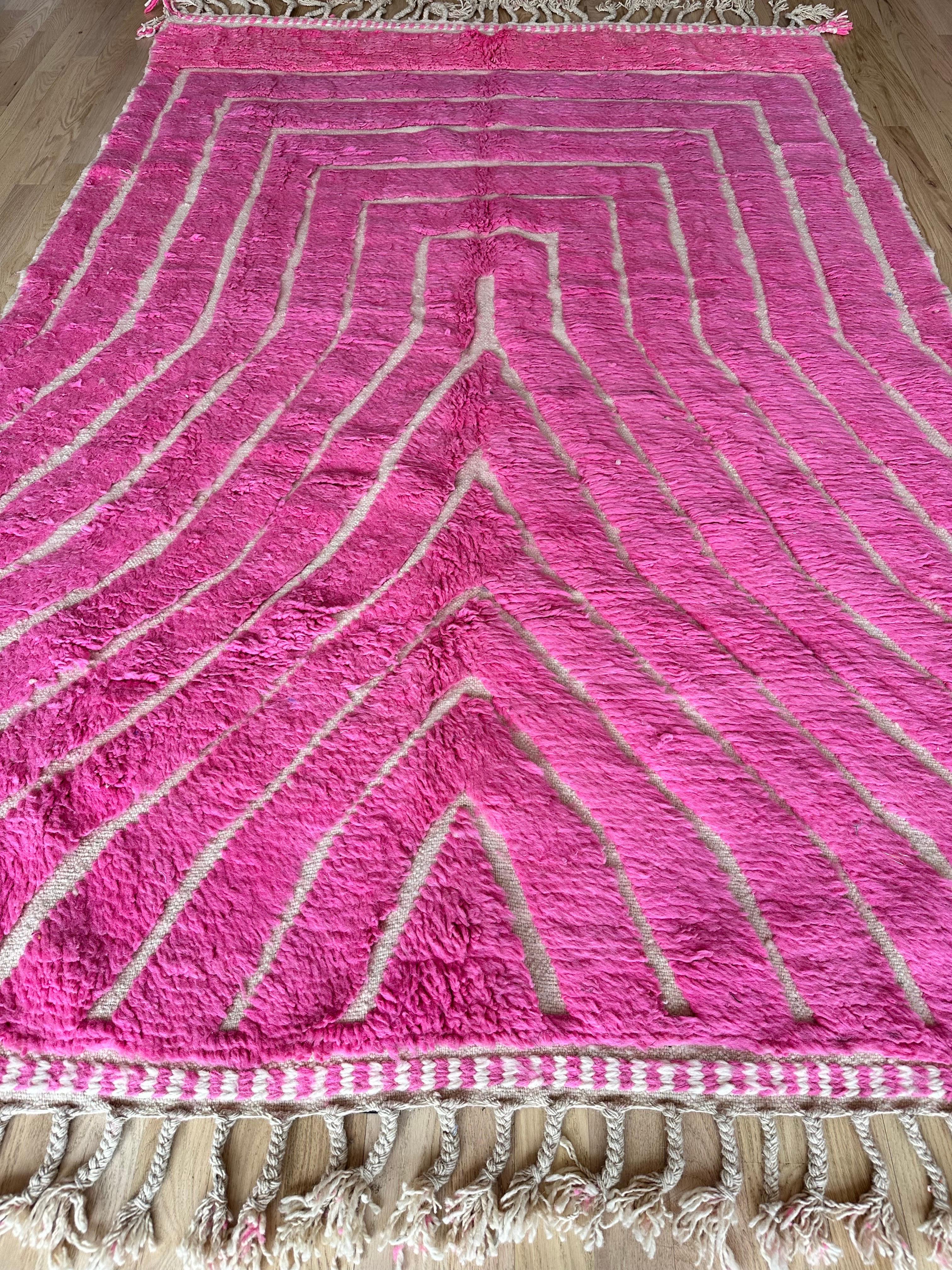 Tapis marocain vintage par Berber Tribes of Morocco, laine rose et couleur crème en vente 1