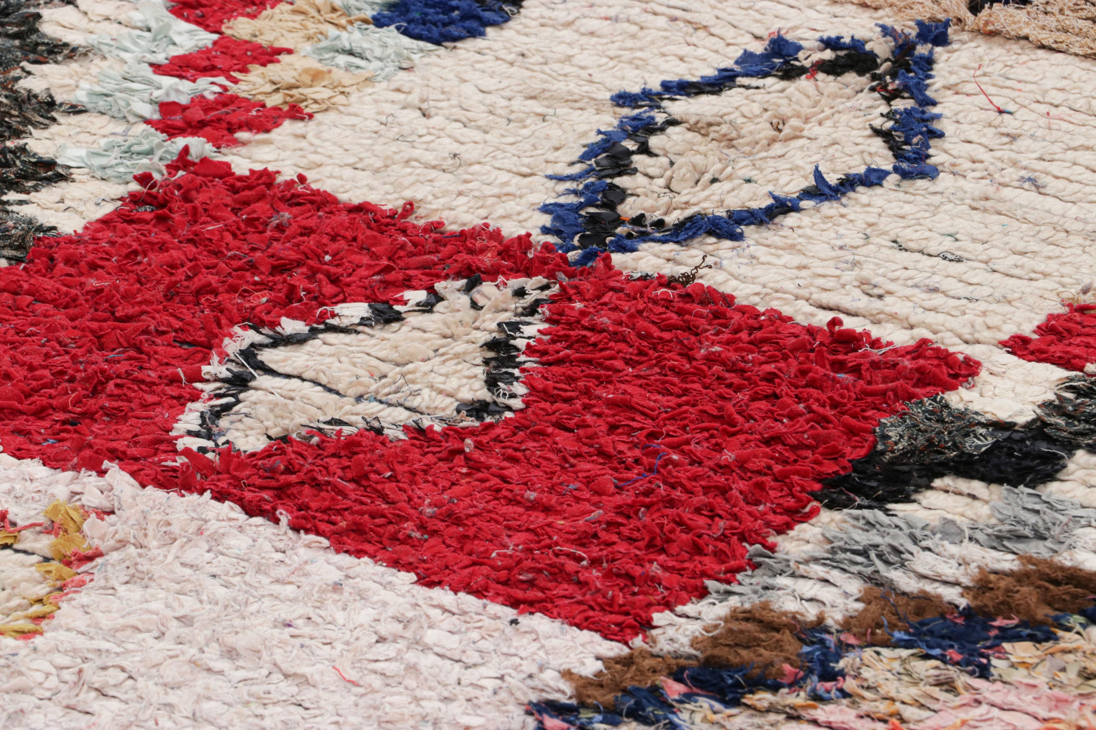 Dieser handgeknüpfte Wollteppich aus Marokko (ca. 1950-1960) im Format 5x9 ist eine Rarität und gehört zu den aufregendsten Neuzugängen in der Kollektion von Rug & Kilim aus der Mitte des Jahrhunderts.

Über das Design: 

Dieser überschwängliche
