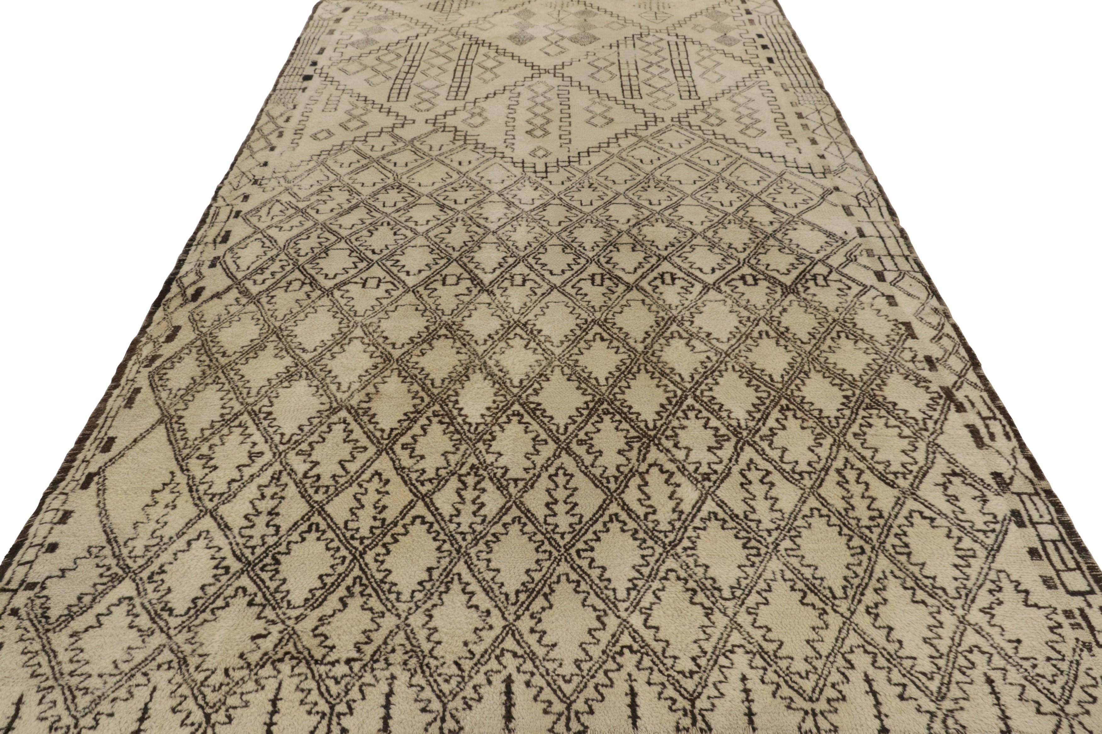 Vintage Moroccan Rug, Cream and Brown Diamond Geometric Patterns - Rug & Kilim In Excellent Condition For Sale In Long Island City, NY