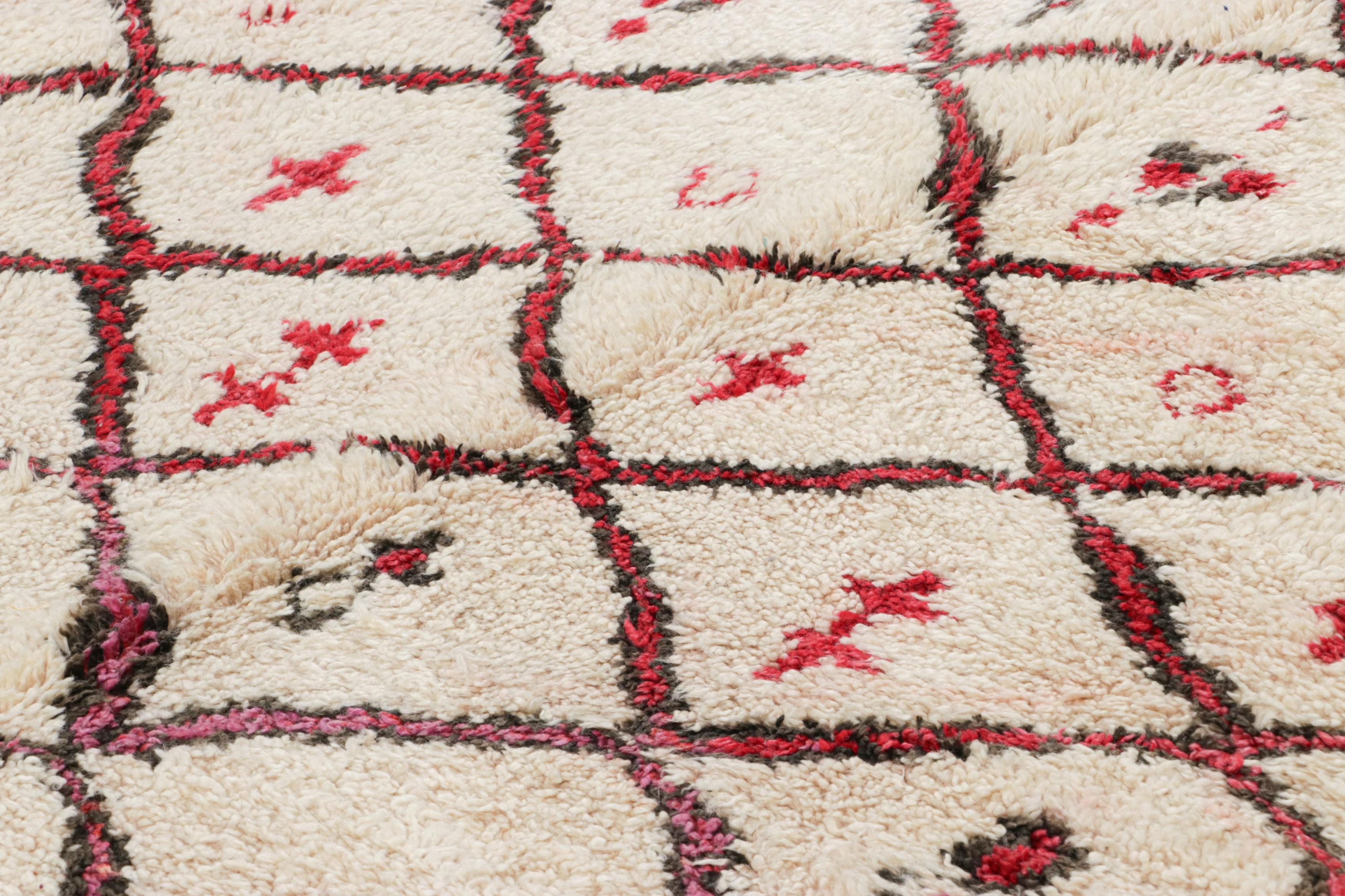 Anudada a mano en lana y originaria de Marruecos hacia 1950-1960, esta alfombra vintage de 7x10 es una de las novedades más interesantes de las colecciones de mediados de siglo de Rug & Kilim. 

Sobre el diseño: 

Los admiradores de la artesanía se
