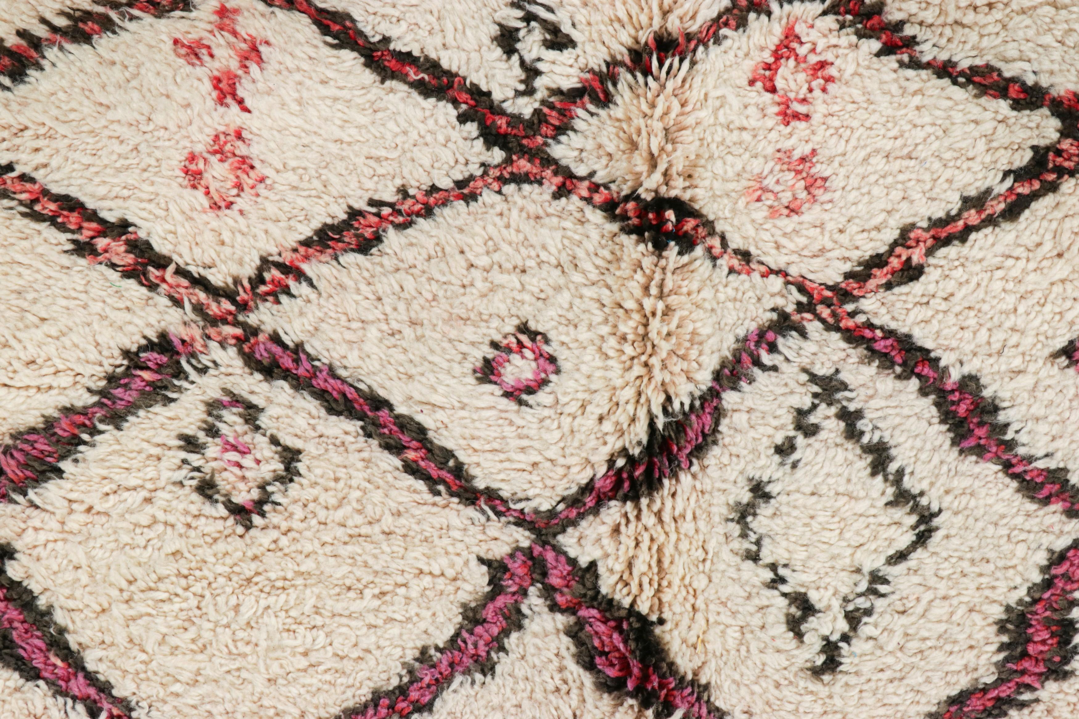 Alfombra marroquí vintage, crema y beige con motivos de rombos - Rug & Kilim Marroquí en venta