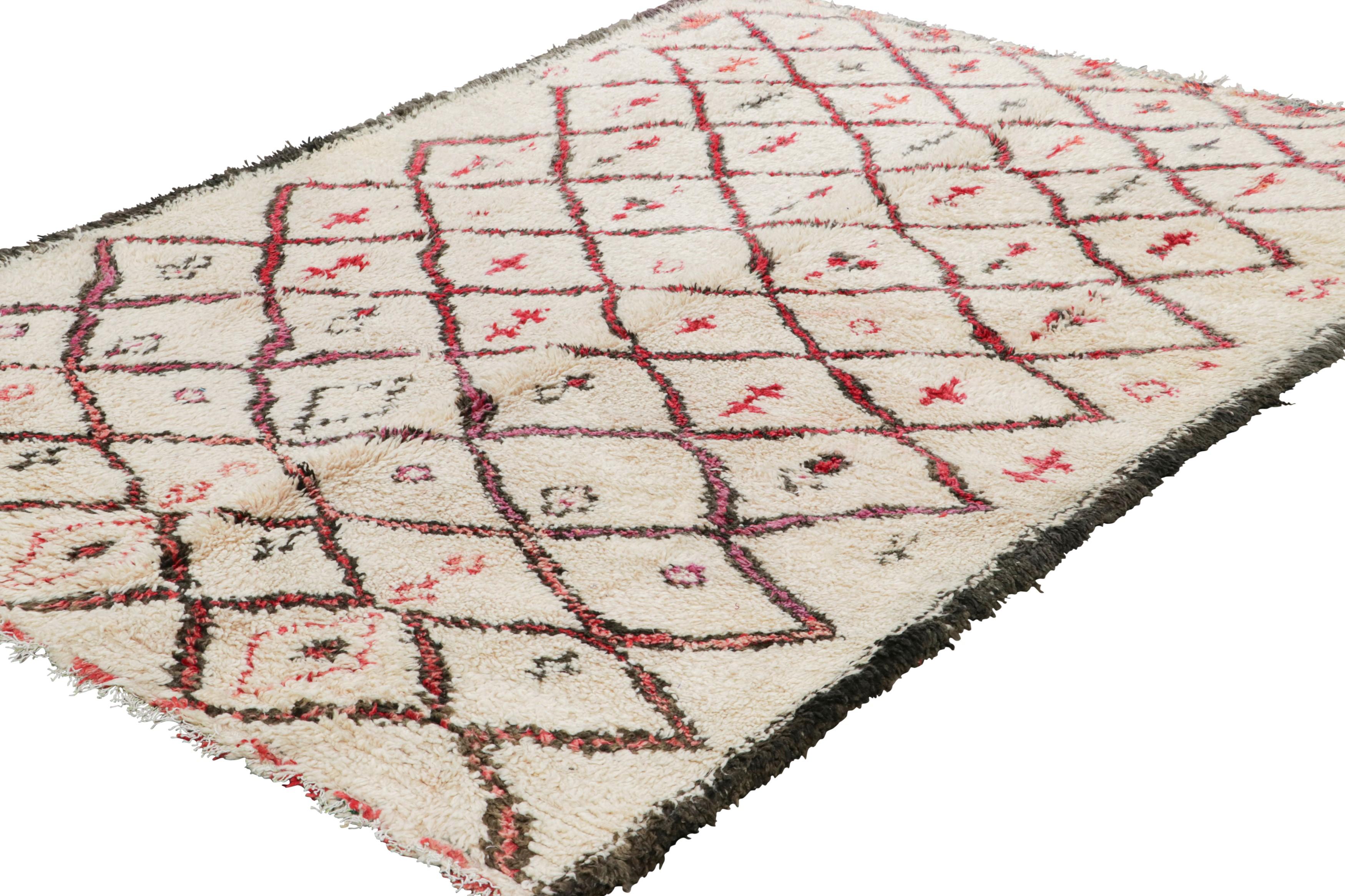 Alfombra marroquí vintage, crema y beige con motivos de rombos - Rug & Kilim Anudado a mano en venta