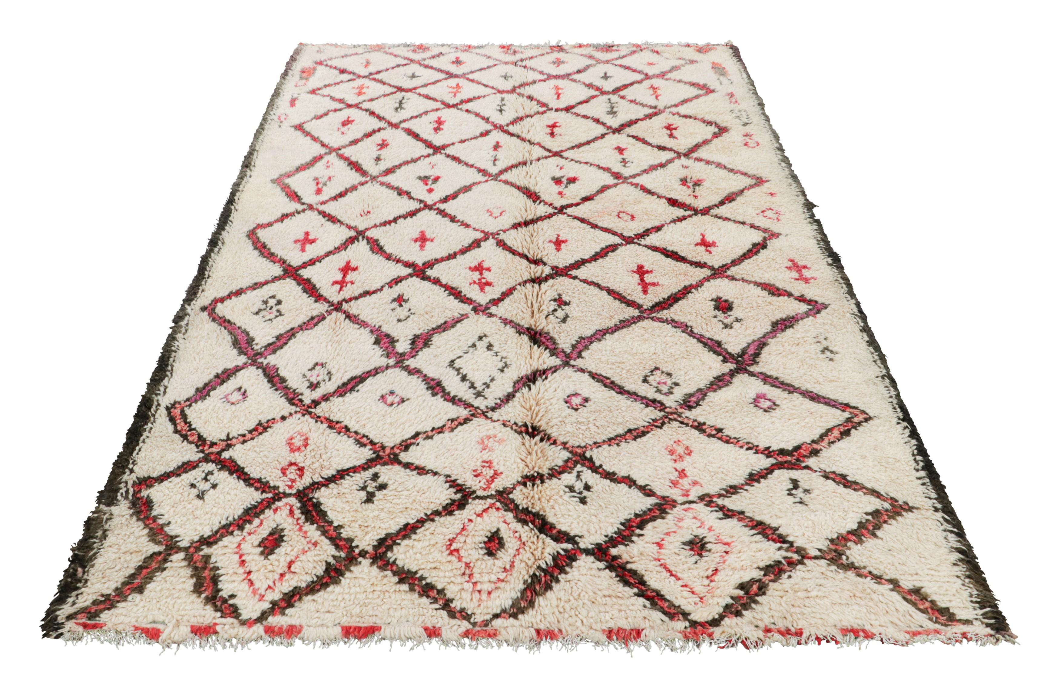 Alfombra marroquí vintage, crema y beige con motivos de rombos - Rug & Kilim en Bueno estado para la venta en Long Island City, NY