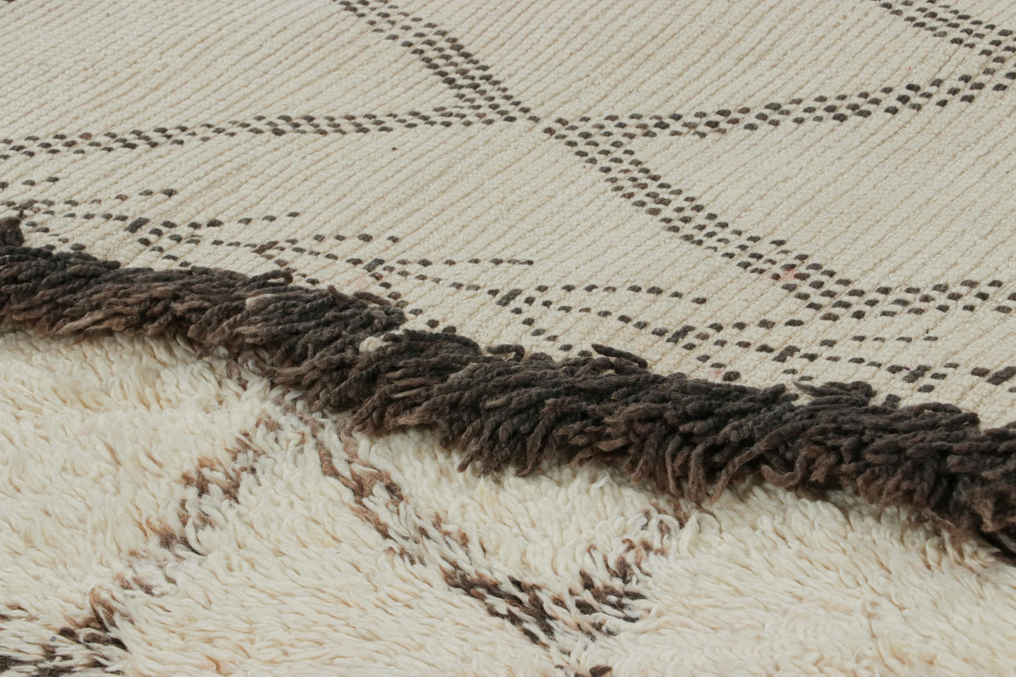 Alfombra marroquí vintage, crema y beige con motivos de rombos - Rug & Kilim mediados del siglo XX en venta