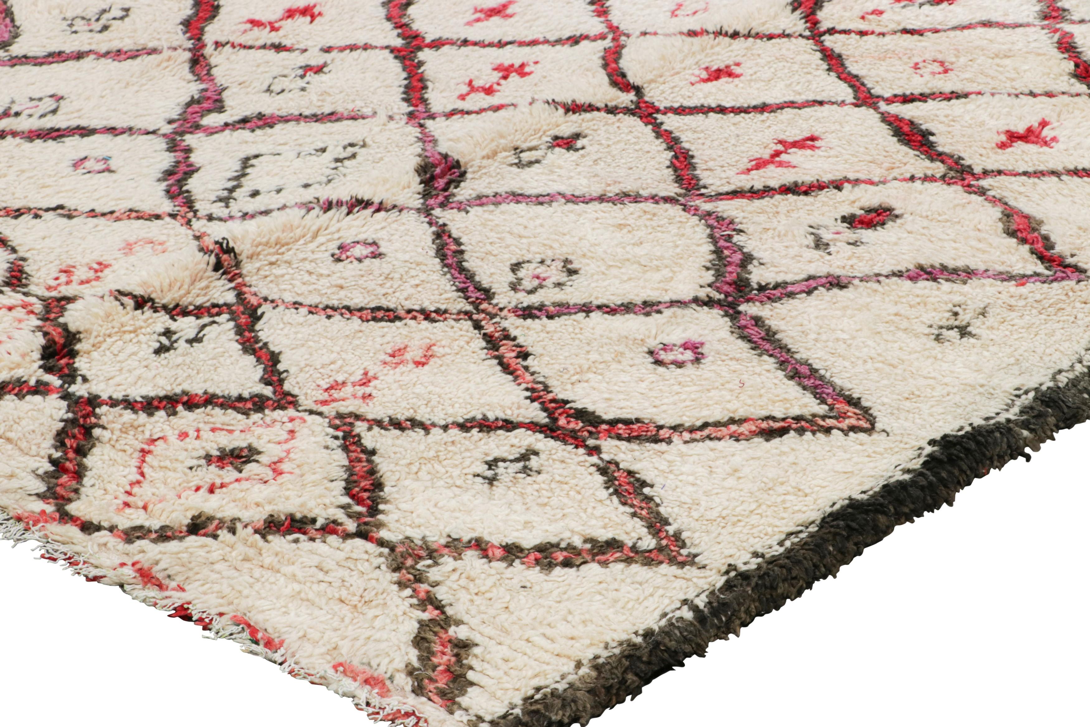 Alfombra marroquí vintage, crema y beige con motivos de rombos - Rug & Kilim mediados del siglo XX en venta