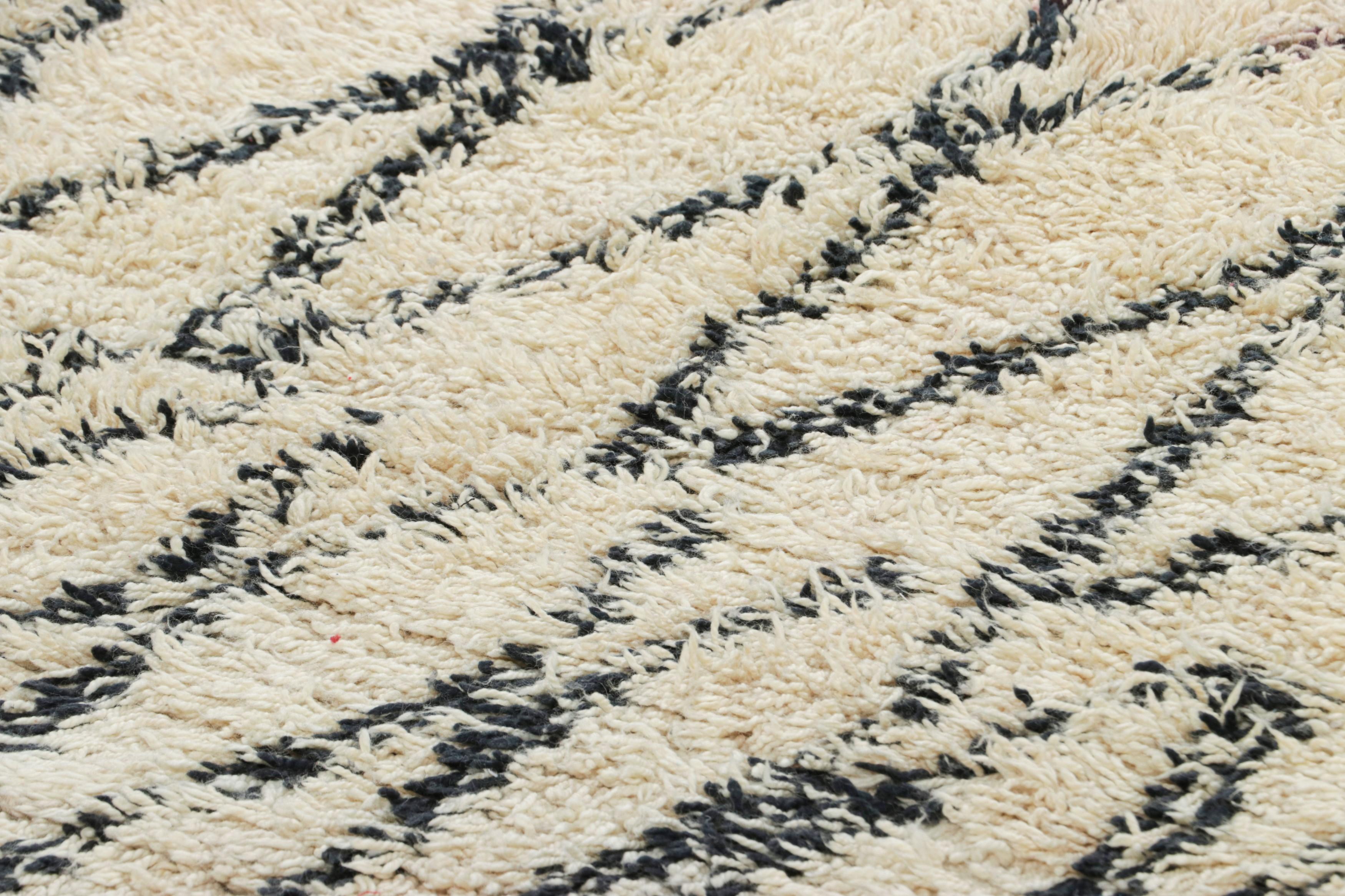 Dieser handgeknüpfte Wollteppich aus Marokko (ca. 1950-1960) im Format 7x12 ist eine Rarität und gehört zu den aufregendsten Neuzugängen in der Kollektion von Rug & Kilim aus der Mitte des Jahrhunderts. 

Über das Design: 

Bewunderer des Handwerks