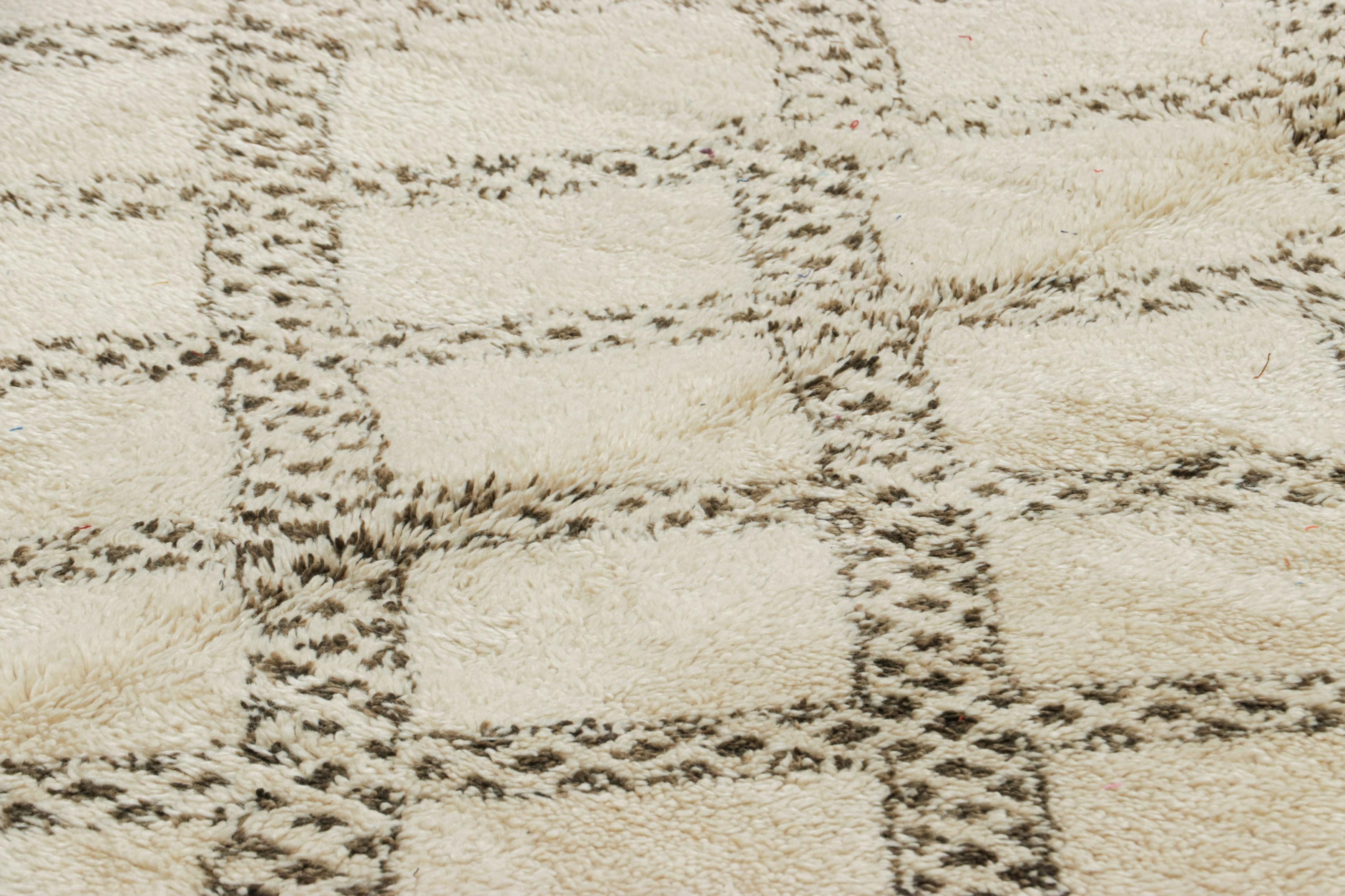  Dieser handgeknüpfte Wollteppich im Format 7x13 aus Marokko (ca. 1950-1960) ist eine Rarität und gehört zu den aufregendsten Neuzugängen in der Kollektion von Rug & Kilim aus der Mitte des Jahrhunderts. 

Über das Design

Bewunderer des Handwerks