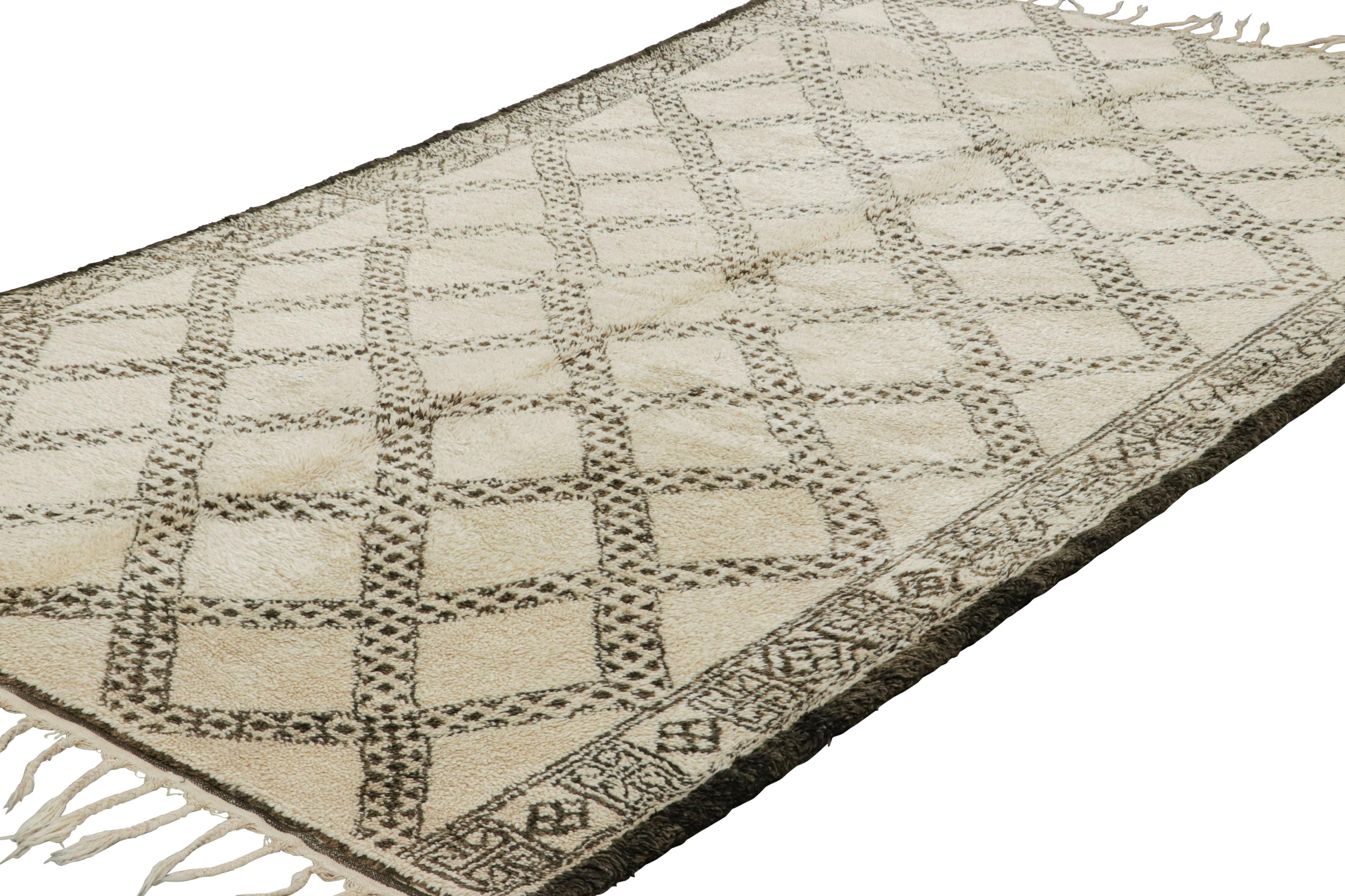 Vintage Marokkanischer Teppich, Creme & Schwarz mit Rautenmustern - Rug & Kilim im Zustand „Gut“ im Angebot in Long Island City, NY