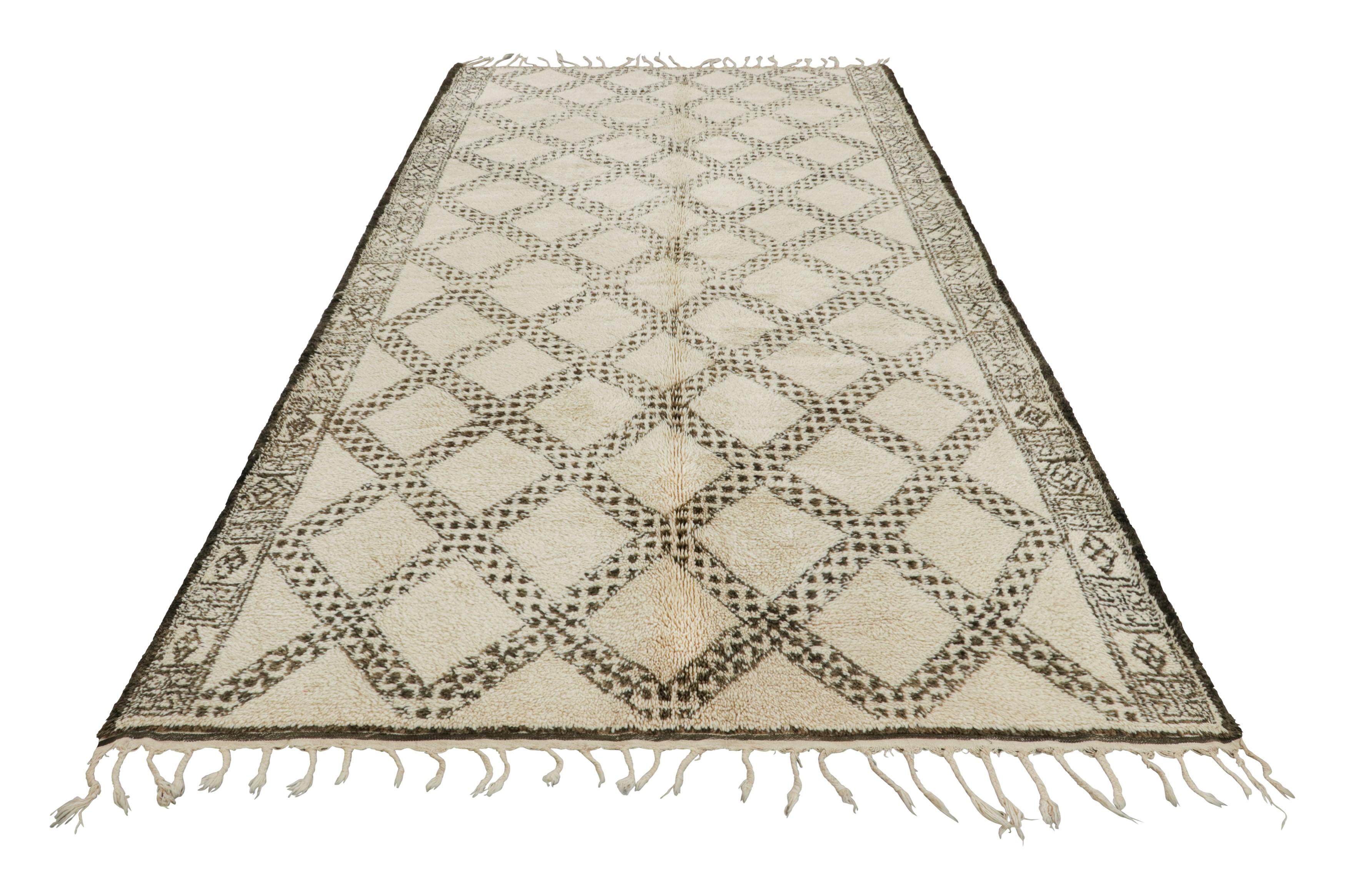Vintage Marokkanischer Teppich, Creme & Schwarz mit Rautenmustern - Rug & Kilim (Mitte des 20. Jahrhunderts) im Angebot