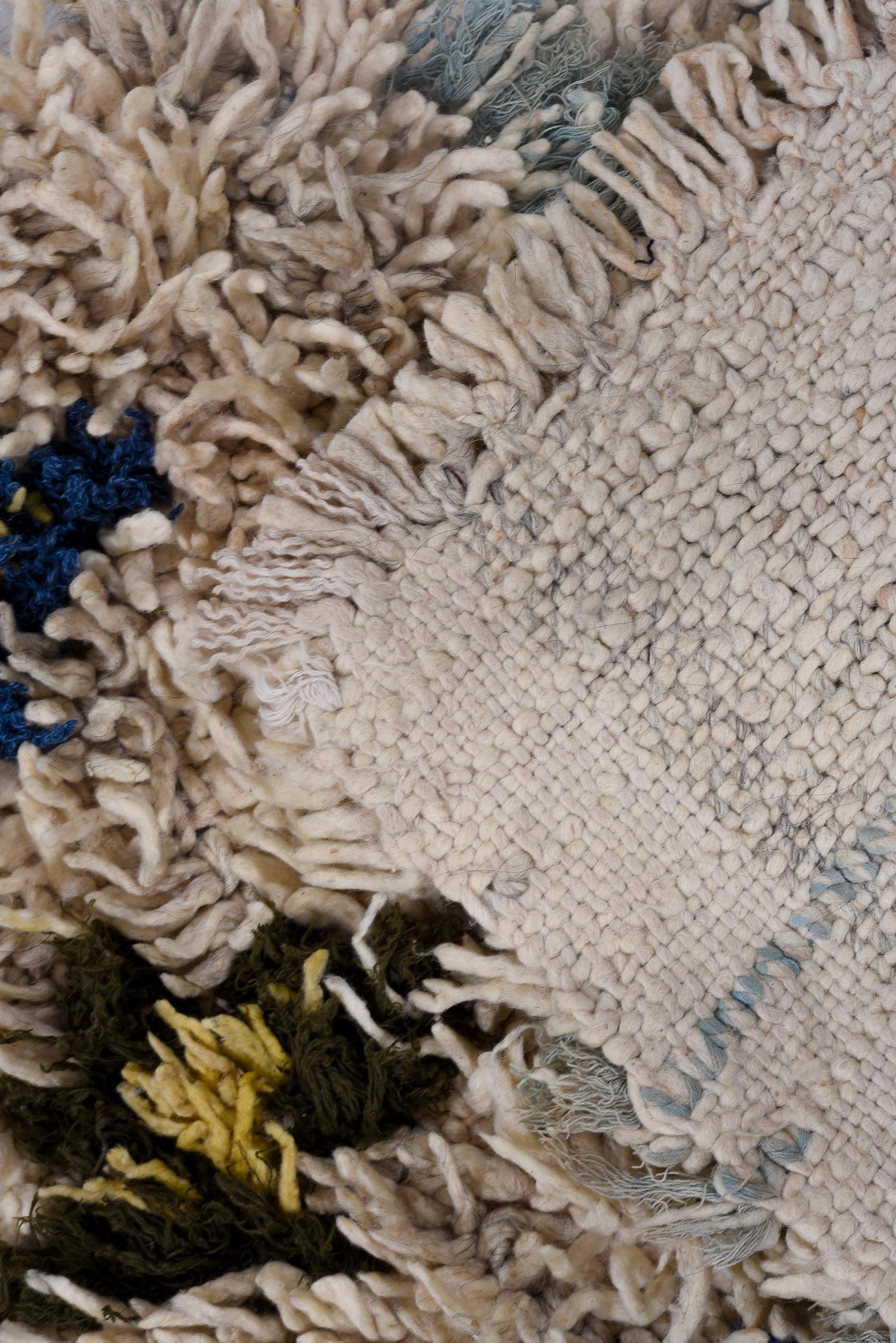 Alfombra Marroquí Vintage - Fondo Crema con Motivos Abstractos Índigo y Ocre en Bueno estado para la venta en New York, NY