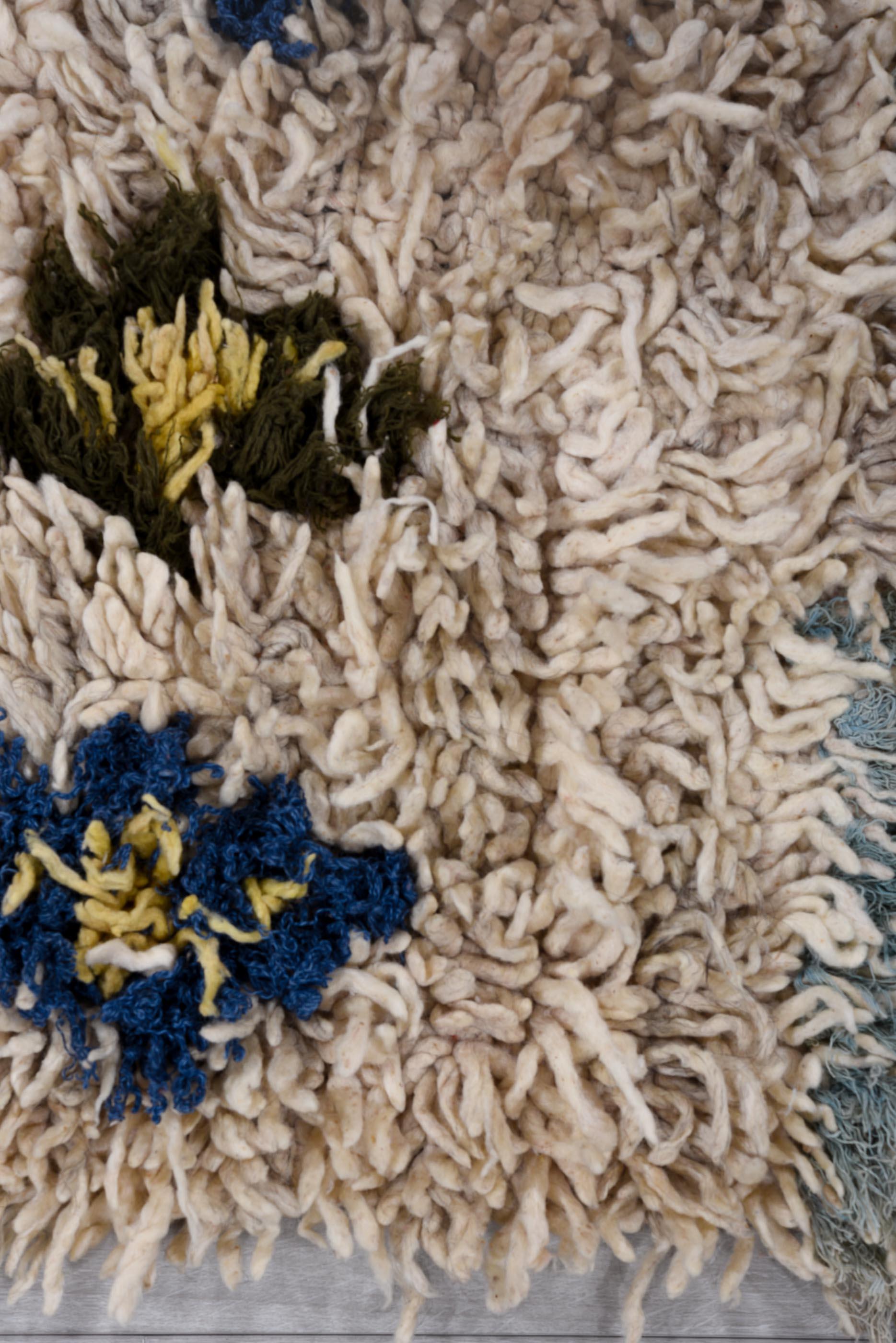 Alfombra Marroquí Vintage - Fondo Crema con Motivos Abstractos Índigo y Ocre siglo XX en venta
