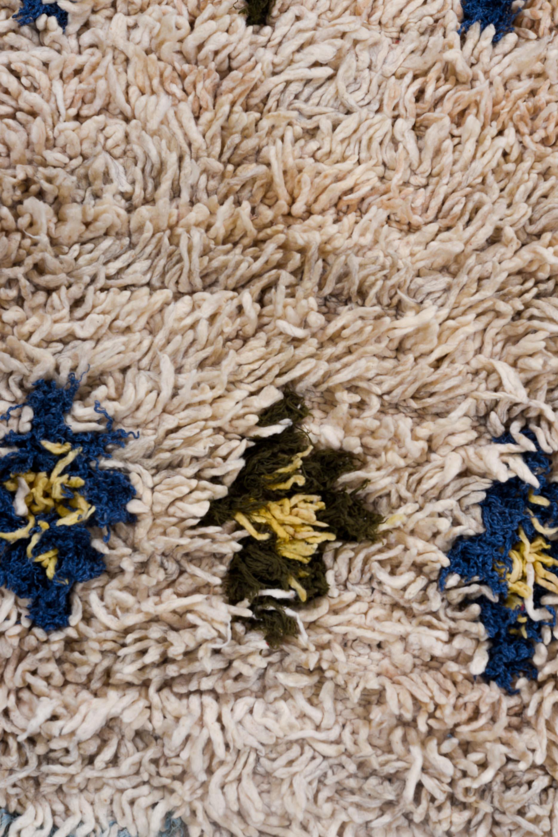 Alfombra Marroquí Vintage - Fondo Crema con Motivos Abstractos Índigo y Ocre Lana en venta
