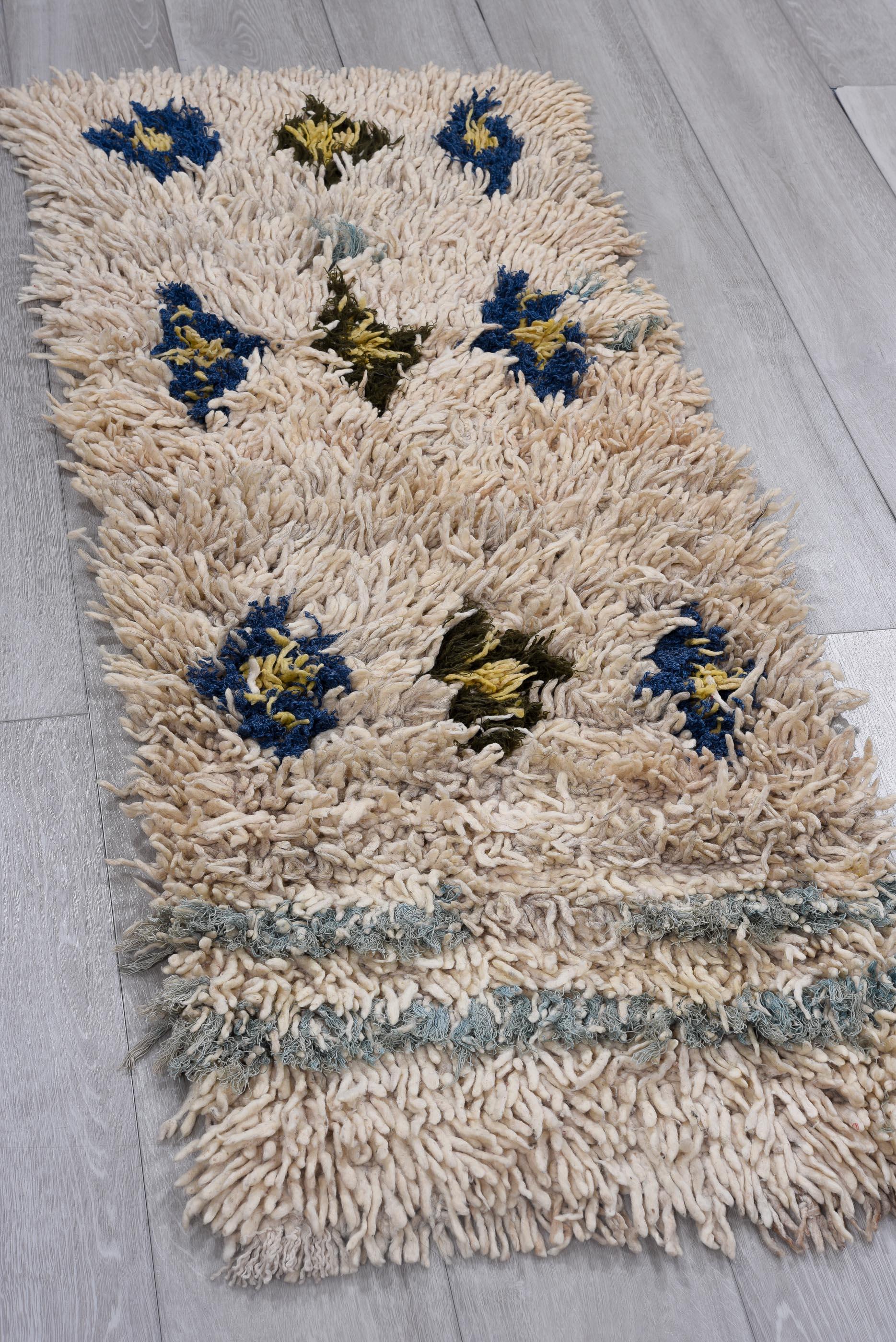 Alfombra Marroquí Vintage - Fondo Crema con Motivos Abstractos Índigo y Ocre en venta 1