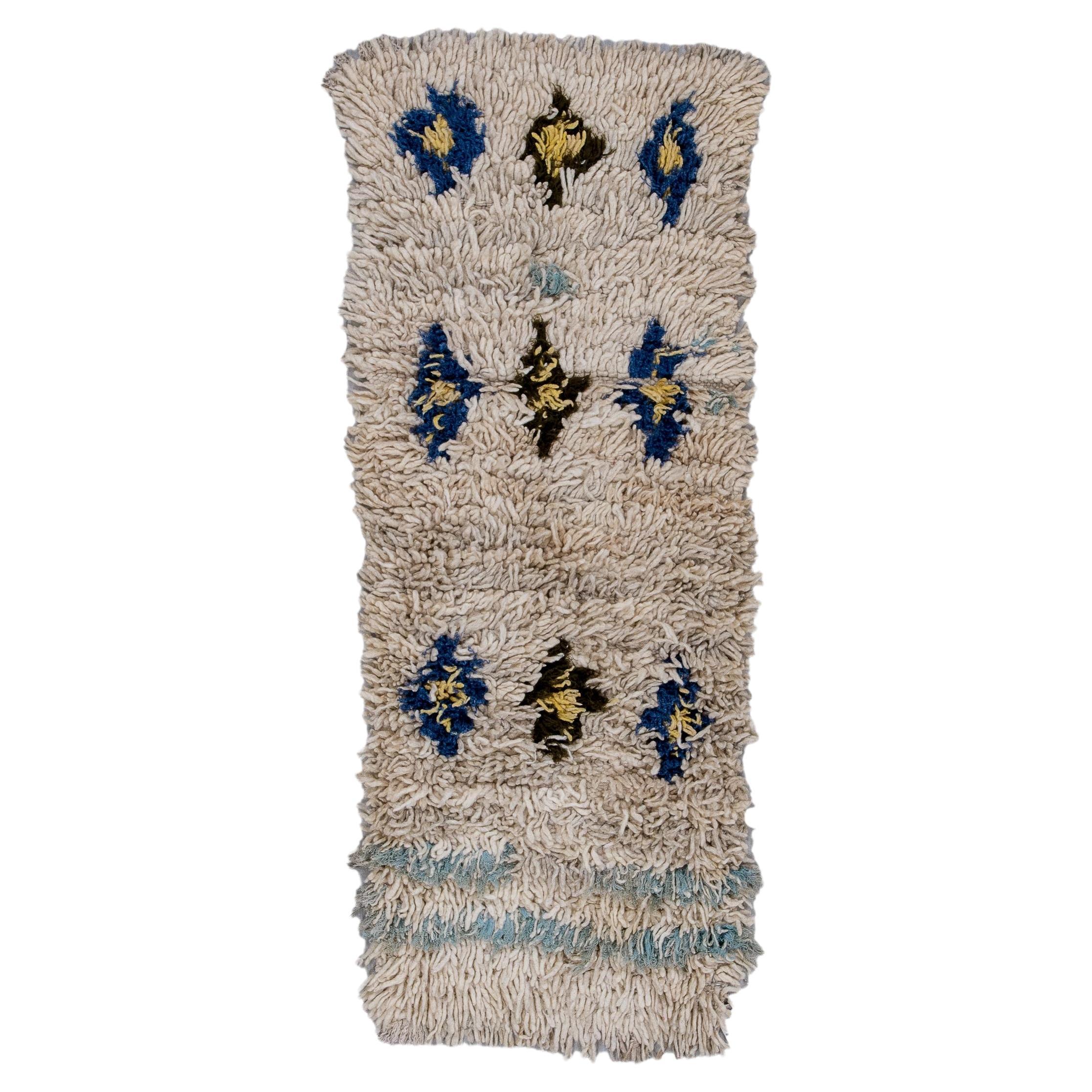 Alfombra Marroquí Vintage - Fondo Crema con Motivos Abstractos Índigo y Ocre en venta