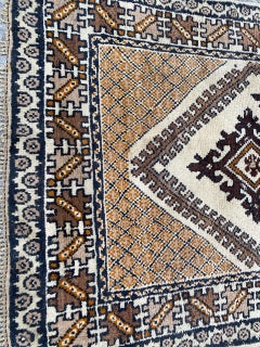 Bonita alfombra marroquí vintage de Bobyrug
