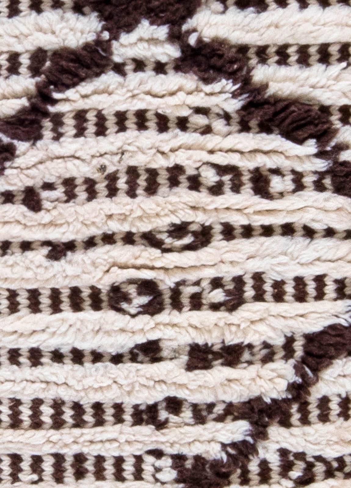 Vintage Moroccan rug.
Size: 3'6