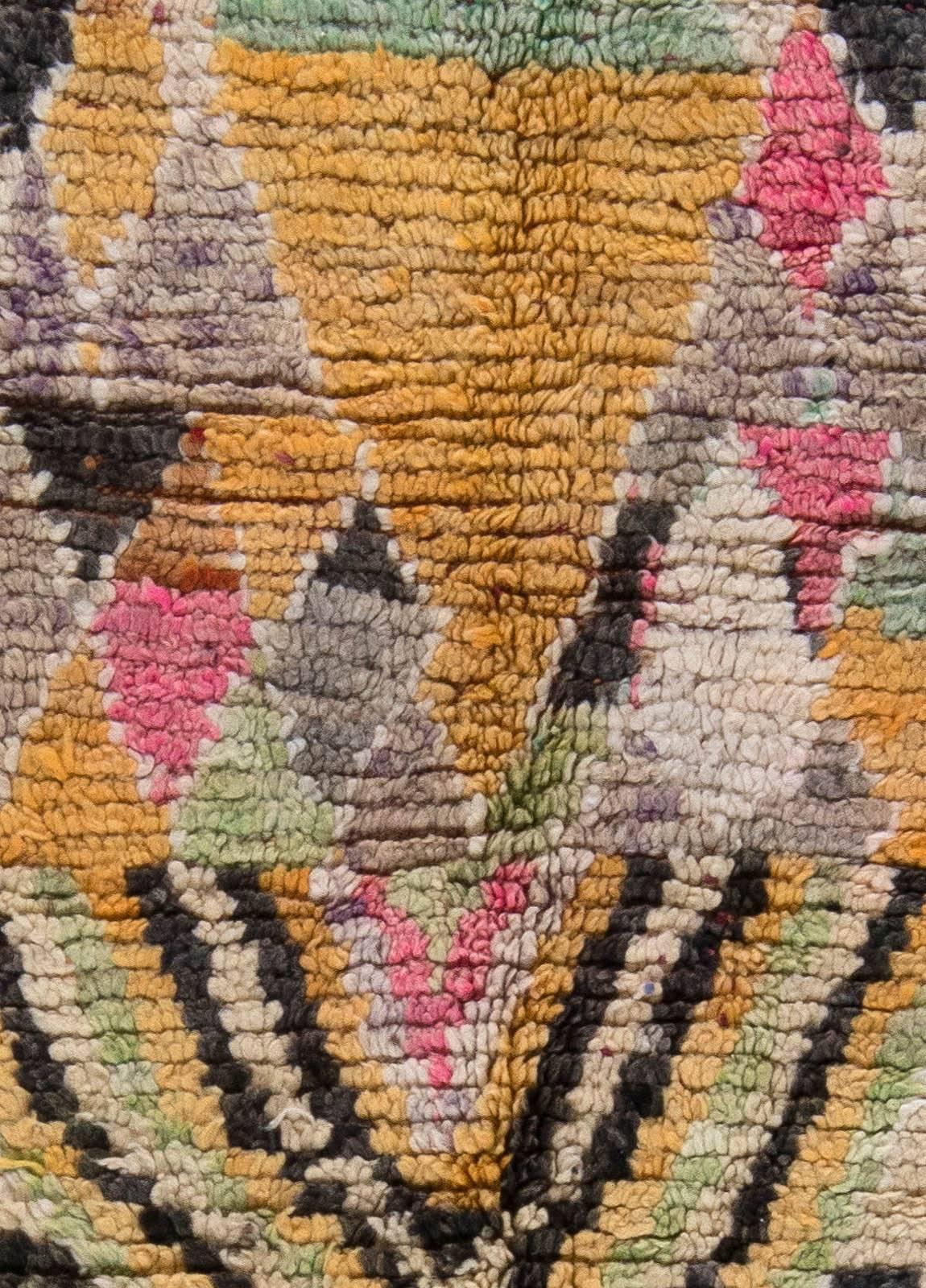 Vintage Moroccan rug
Size: 5'5