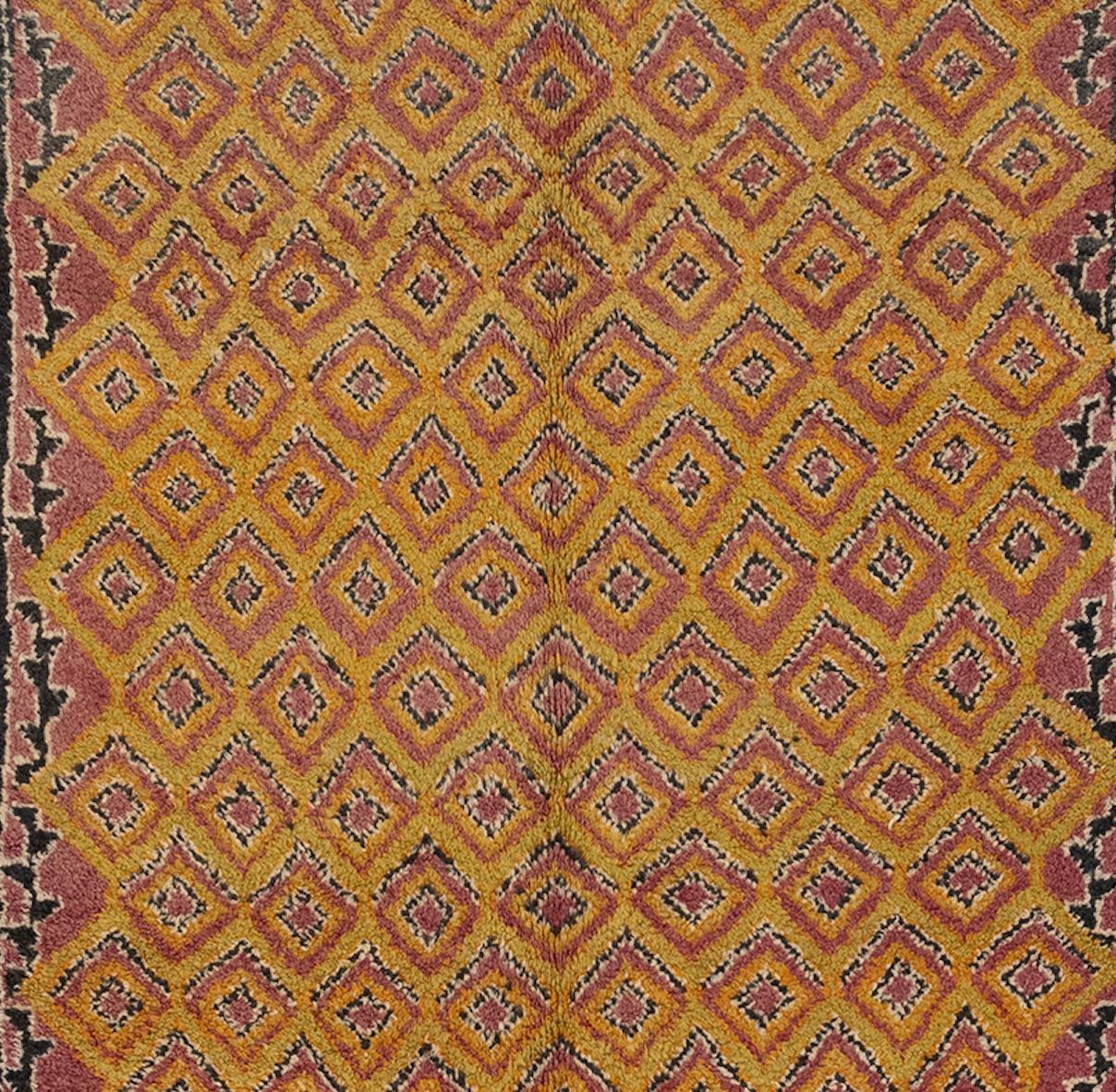 Tapis marocain vintage avec décorations géométriques