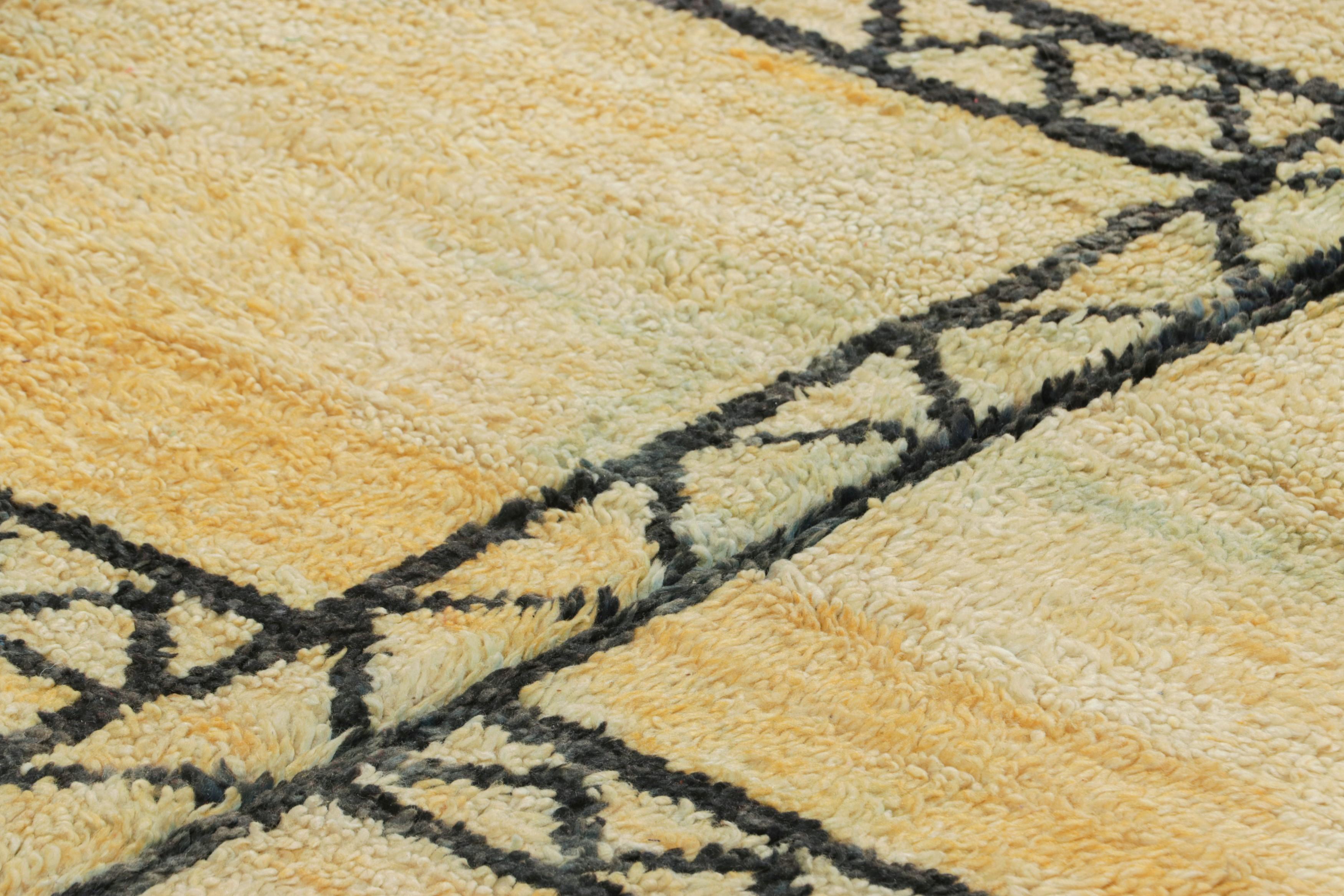 Dieser handgeknüpfte Wollteppich aus Marokko (ca. 1950-1960) im Format 5x9 ist eine Rarität und gehört zu den aufregendsten Neuzugängen in der Kollektion von Rug & Kilim aus der Mitte des Jahrhunderts. 

Über das Design: 

Dieser marokkanische