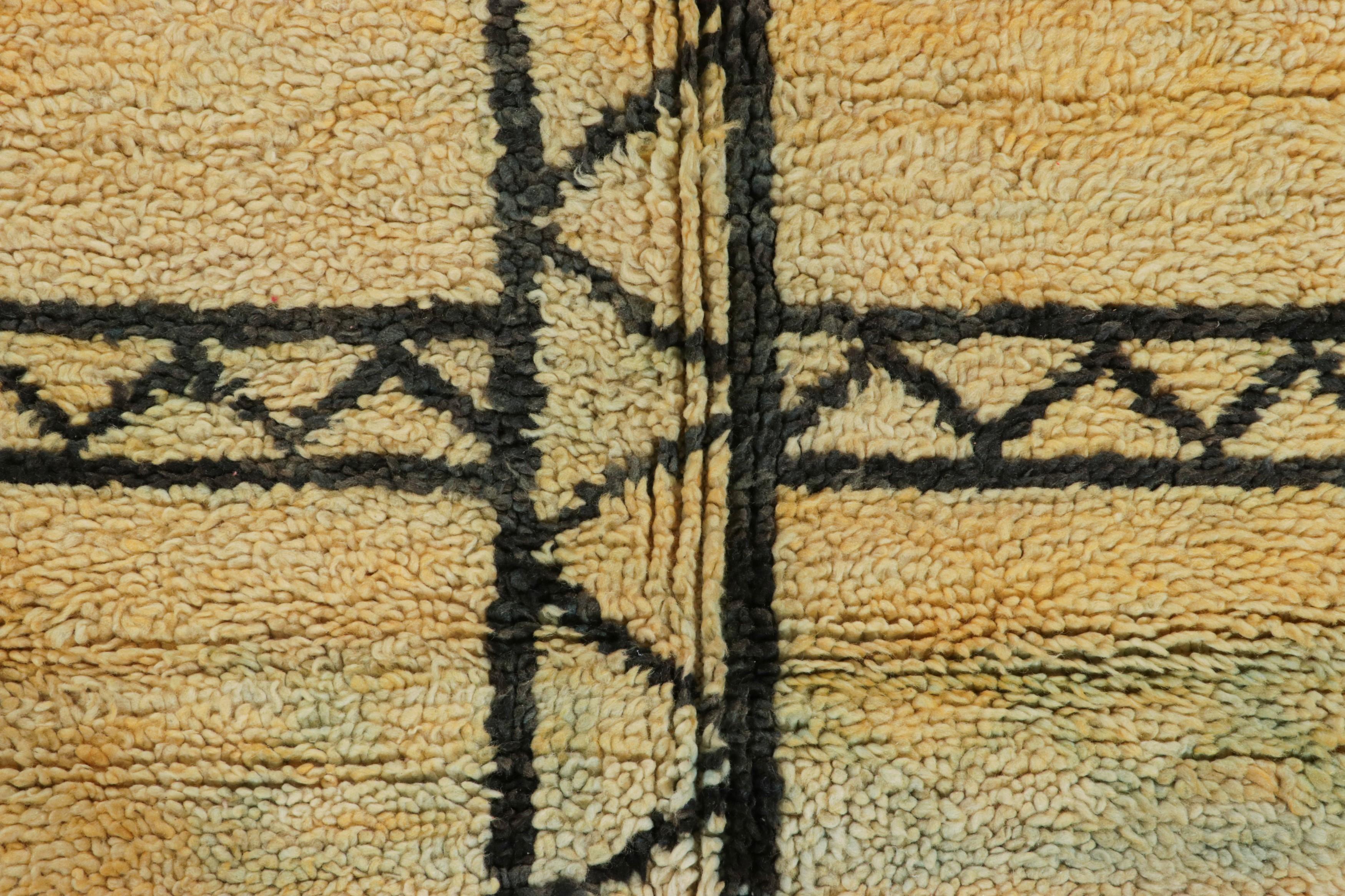 Marokkanischer Vintage-Teppich, Gold & Schwarz mit geometrischen Mustern - Rug & Kilim (Handgeknüpft) im Angebot