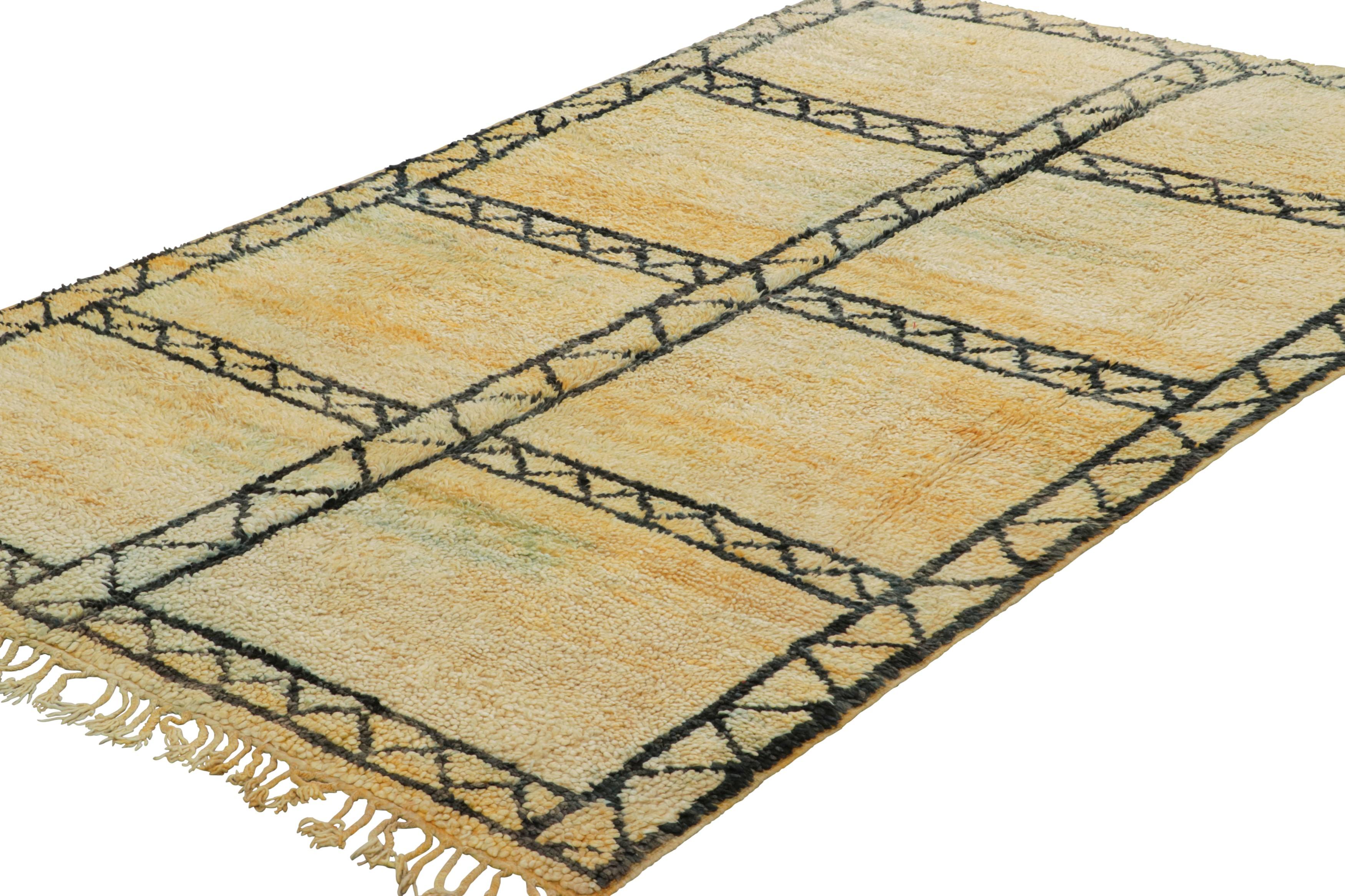 Marokkanischer Vintage-Teppich, Gold & Schwarz mit geometrischen Mustern - Rug & Kilim im Zustand „Gut“ im Angebot in Long Island City, NY