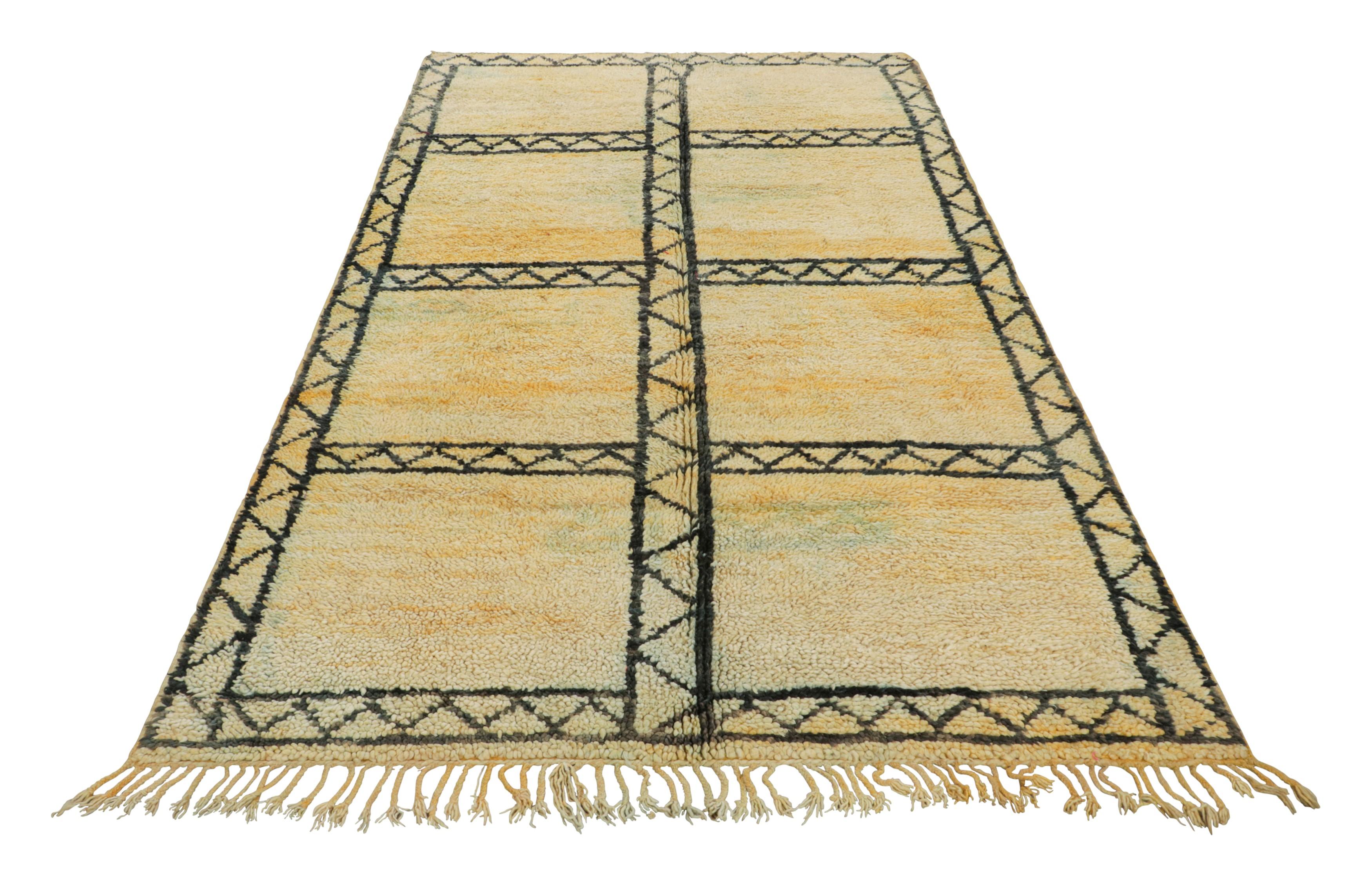 Marokkanischer Vintage-Teppich, Gold & Schwarz mit geometrischen Mustern - Rug & Kilim (Mitte des 20. Jahrhunderts) im Angebot