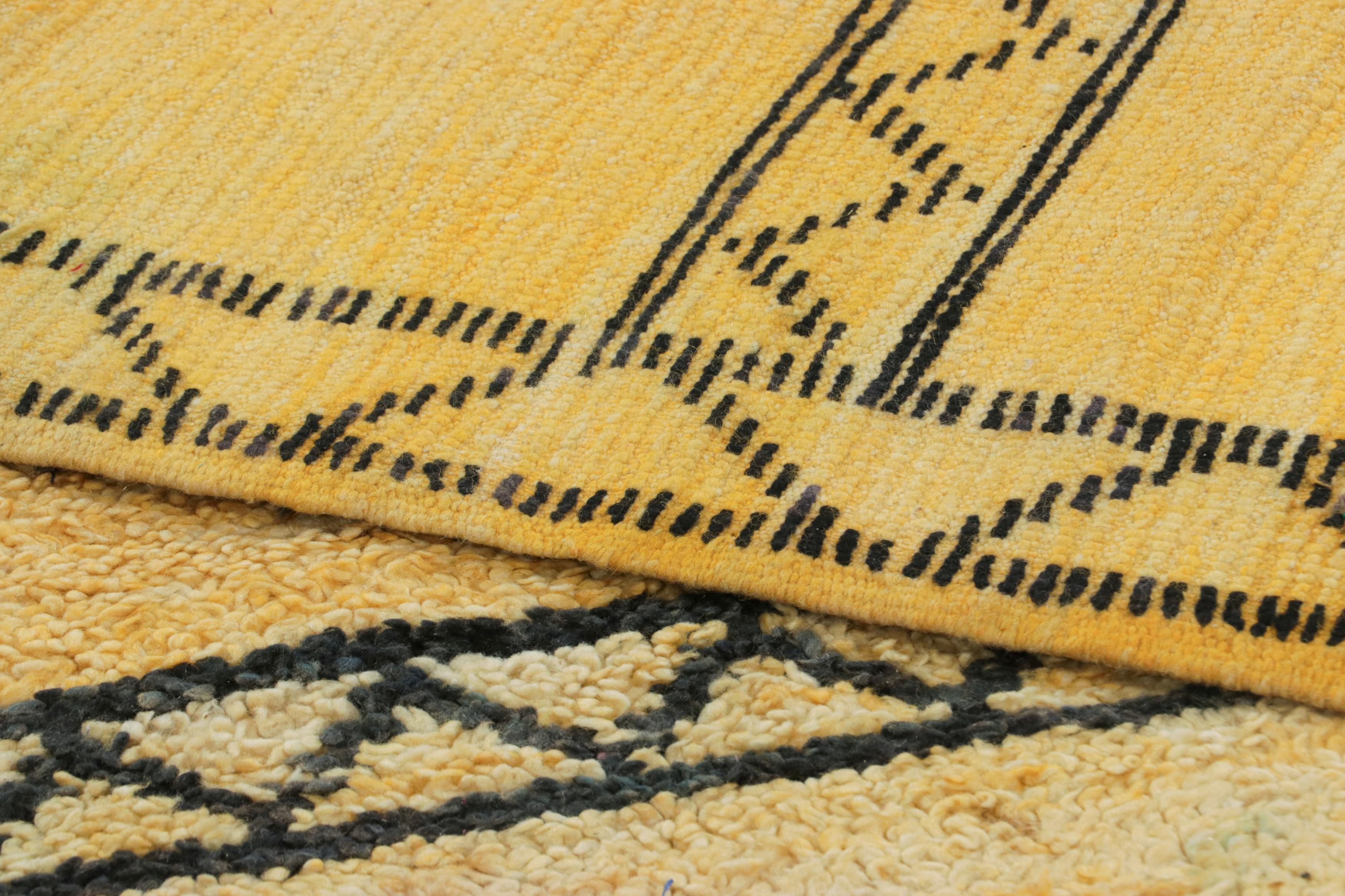 Marokkanischer Vintage-Teppich, Gold & Schwarz mit geometrischen Mustern - Rug & Kilim im Angebot 1