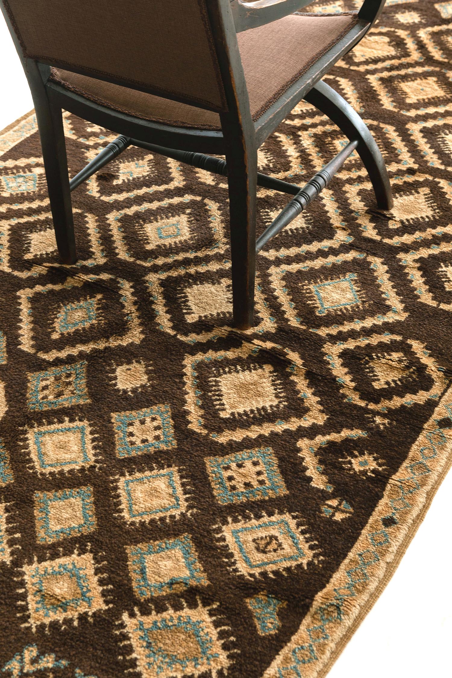 Marokkanischer Teppich mit hohem Atlasbesatz, Marokkanisch (Handgeknüpft) im Angebot