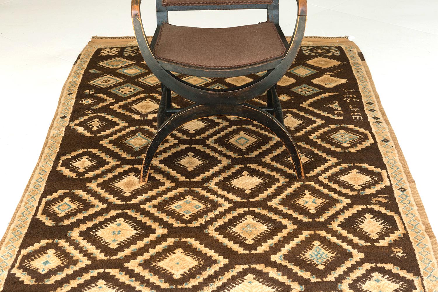 Marokkanischer Teppich mit hohem Atlasbesatz, Marokkanisch im Zustand „Gut“ im Angebot in WEST HOLLYWOOD, CA