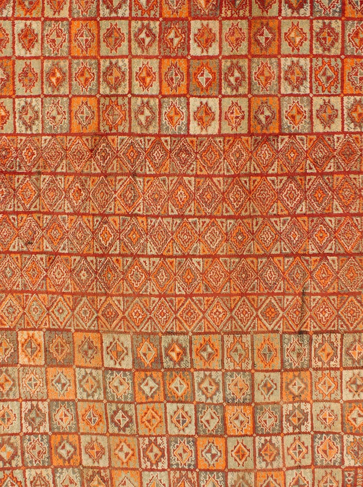 Tribal Tapis marocain vintage en couleurs d'automne:: rouge:: citrouille:: orange et vert clair en vente