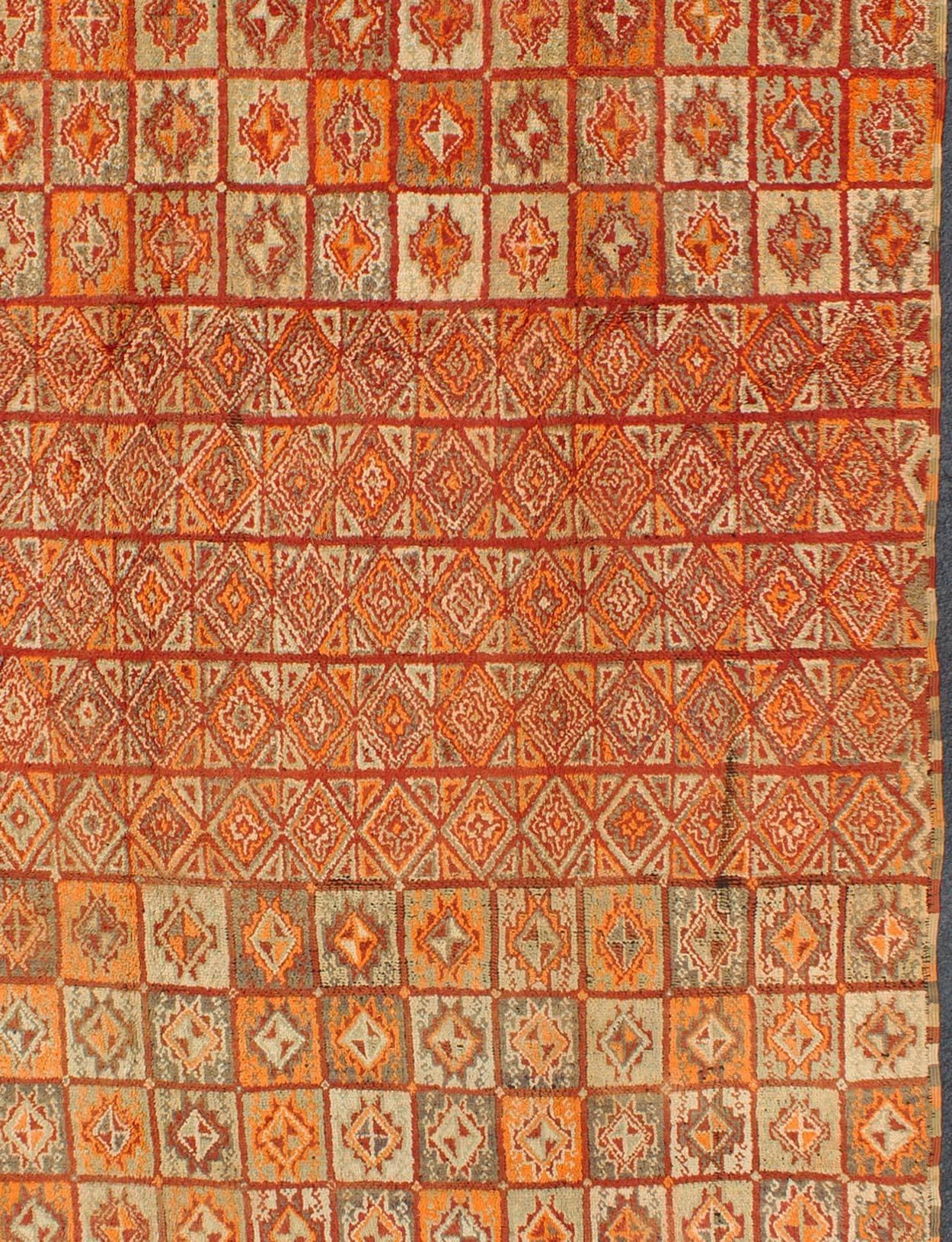 Marokkanischer Vintage-Teppich in Herbstfarben:: Rot:: Kürbis:: Orange und Hellgrün (Handgeknüpft) im Angebot