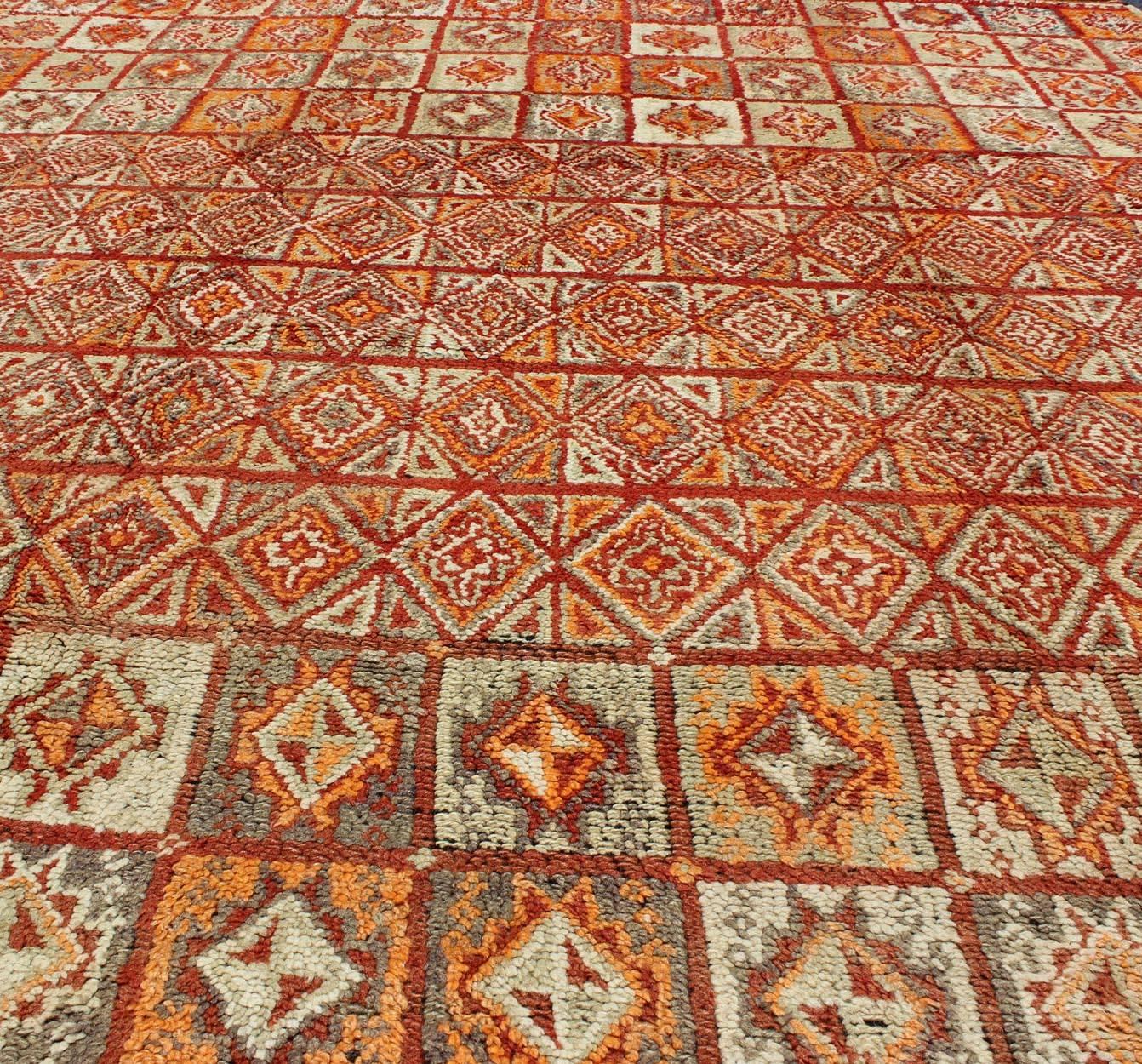 Noué à la main Tapis marocain vintage en couleurs d'automne:: rouge:: citrouille:: orange et vert clair en vente