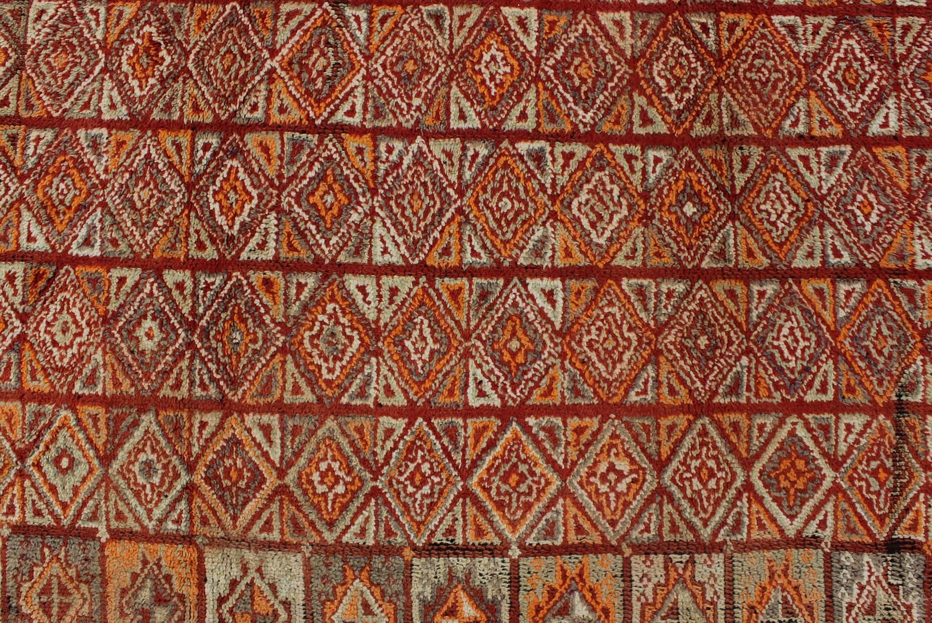 Marokkanischer Vintage-Teppich in Herbstfarben:: Rot:: Kürbis:: Orange und Hellgrün (Wolle) im Angebot