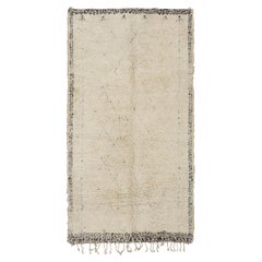 Marokkanischer Vintage-Teppich mit Beige- und Schwarzmuster und hohem Flor, von Rug & Kilim