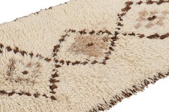 Alfombra marroquí vintage en beige-marrón con medallones de diamantes, de Rug & Kilim