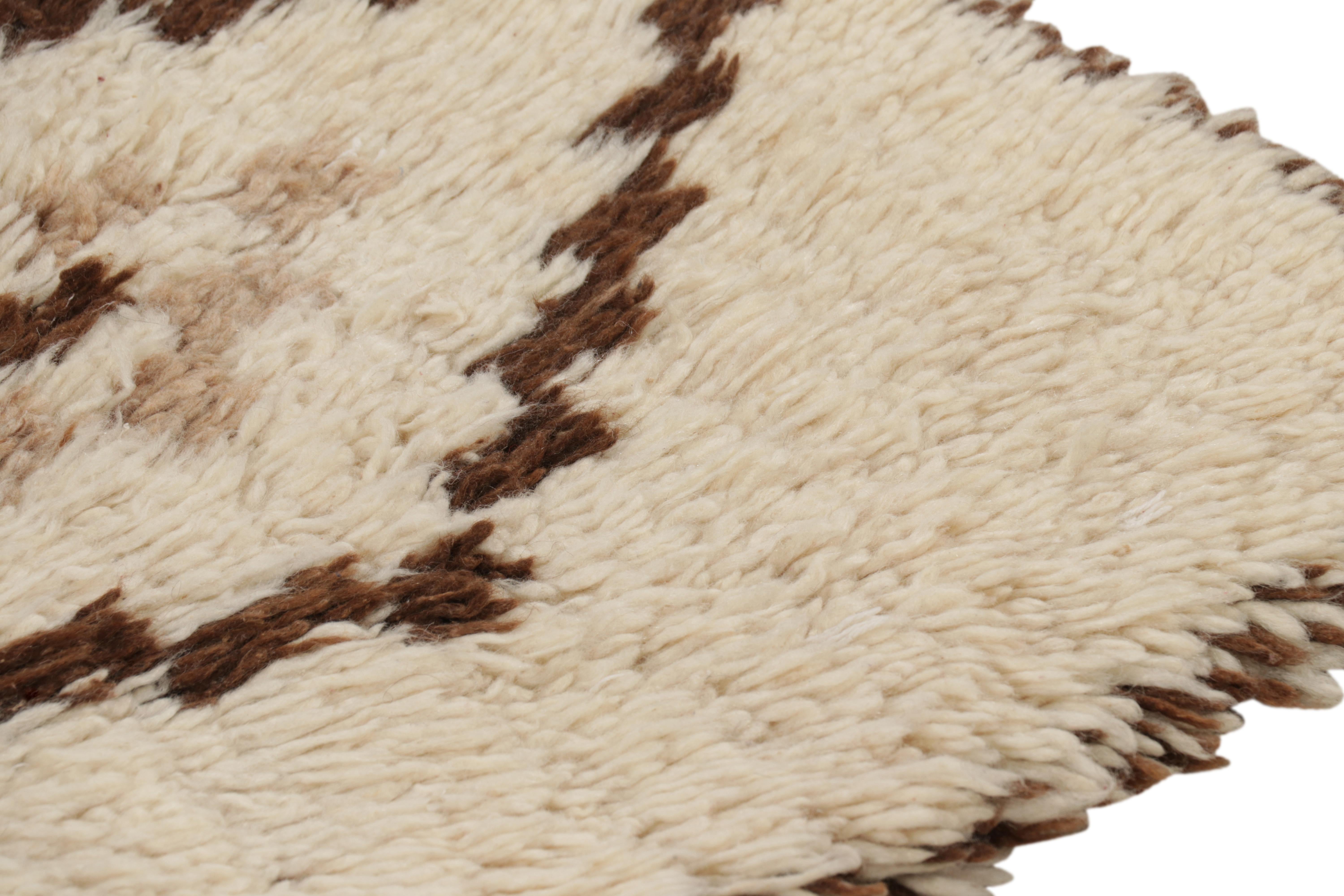 Marocchino Tappeto marocchino vintage in beige-marrone con medaglioni a diamante, da Rug & Kilim in vendita