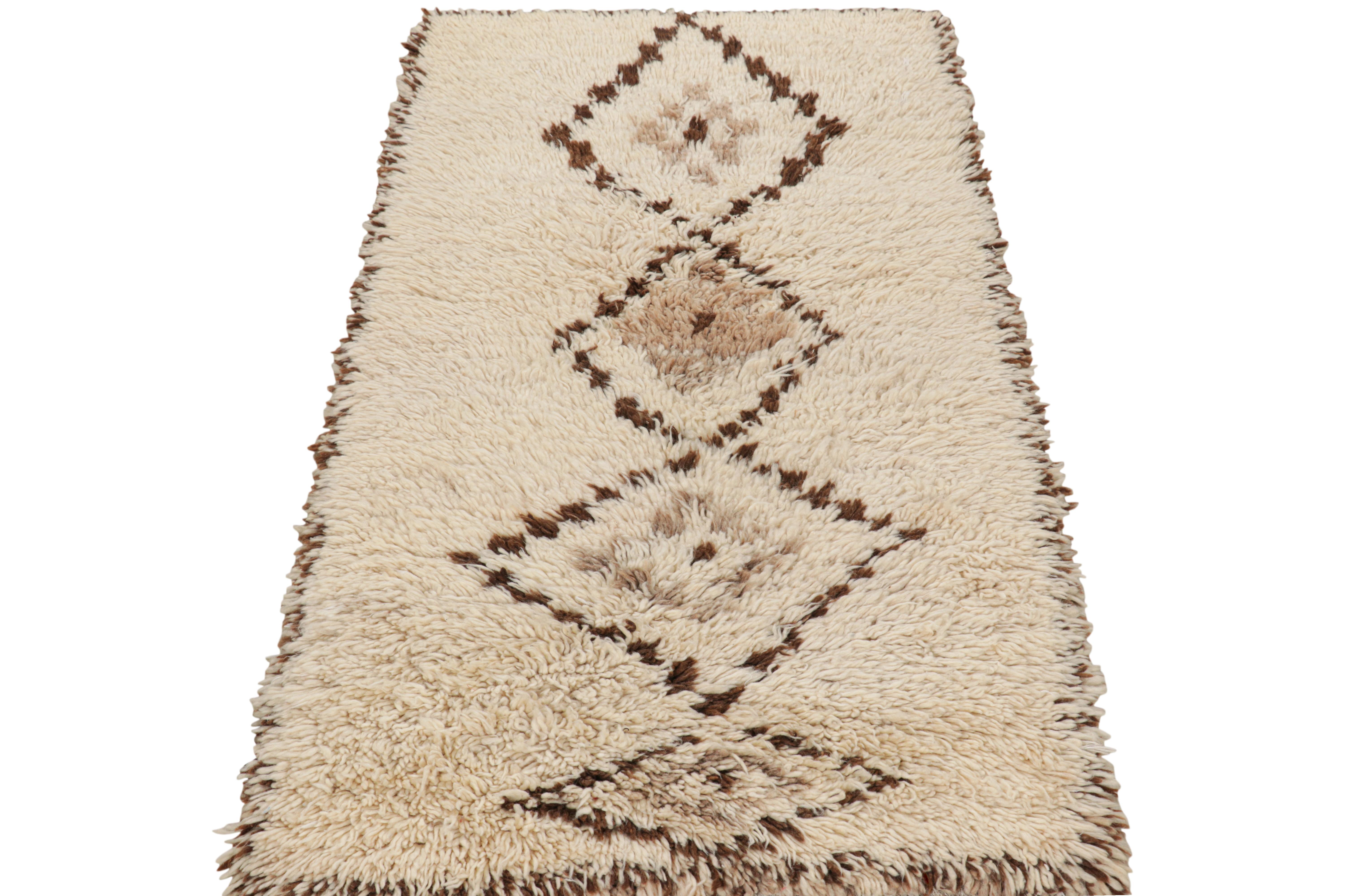 Annodato a mano Tappeto marocchino vintage in beige-marrone con medaglioni a diamante, da Rug & Kilim in vendita